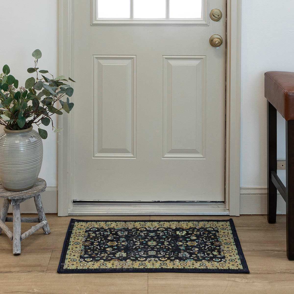 Ikarus Black Traditional Border Accent Rug, 20x32