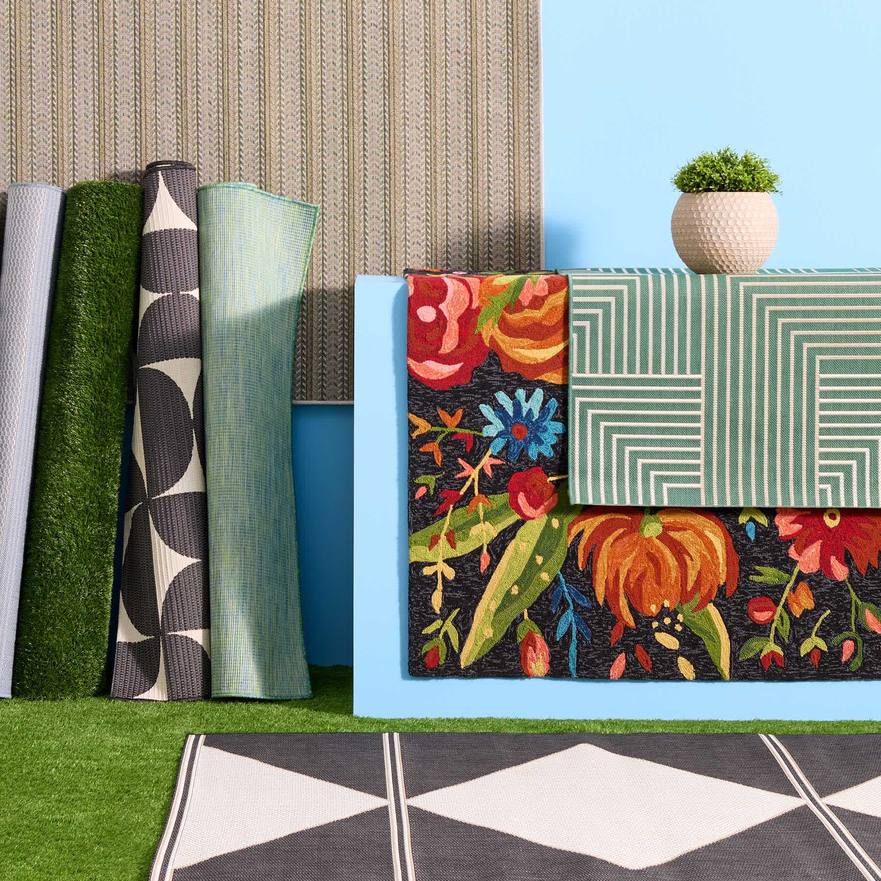 (E255) Santa Monica Black Floral Indoor & Outdoor Area Rug, 5x7