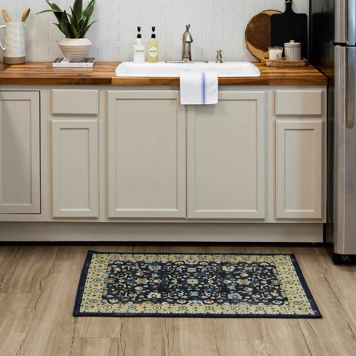 Ikarus Black Traditional Border Accent Rug, 30x45