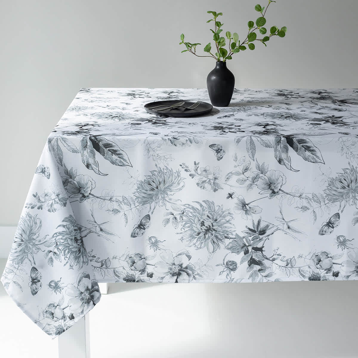 60X104In Blooming Floral Black/White Tablecloth