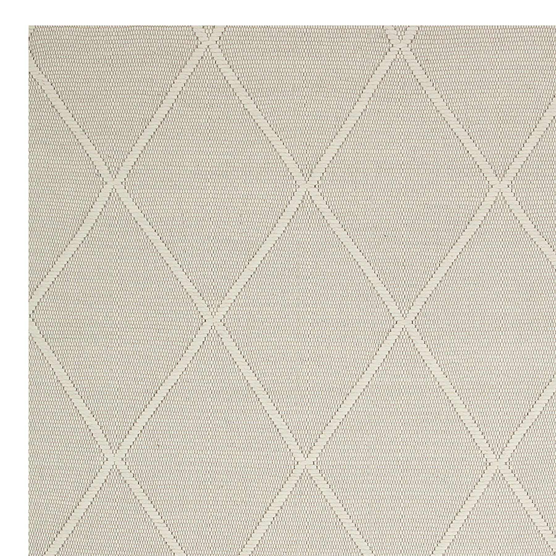 (B782) Wesley White Diamond Design Area Rug, 5x7