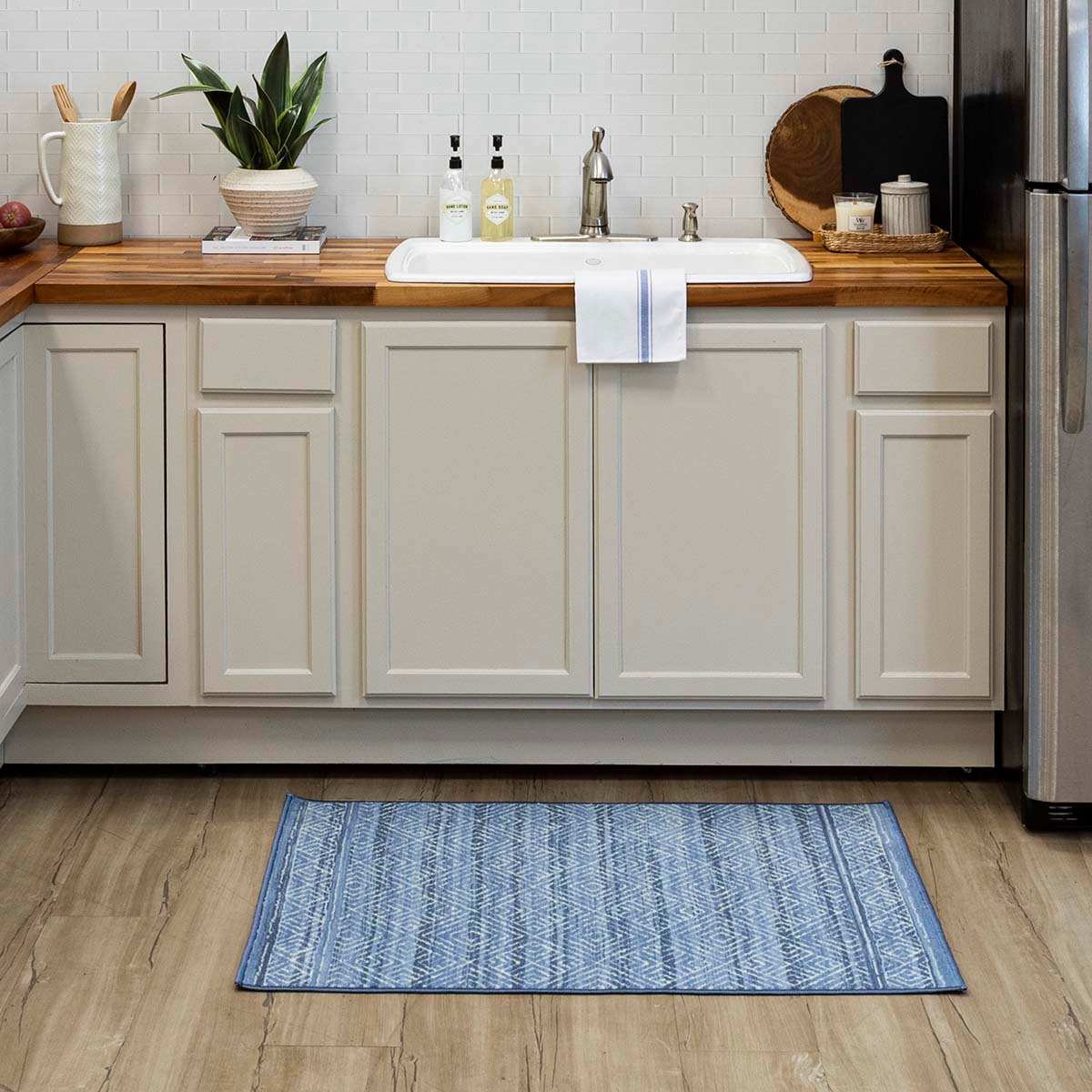 Ikarus Light Blue Diamond Design Accent Rug, 30x45