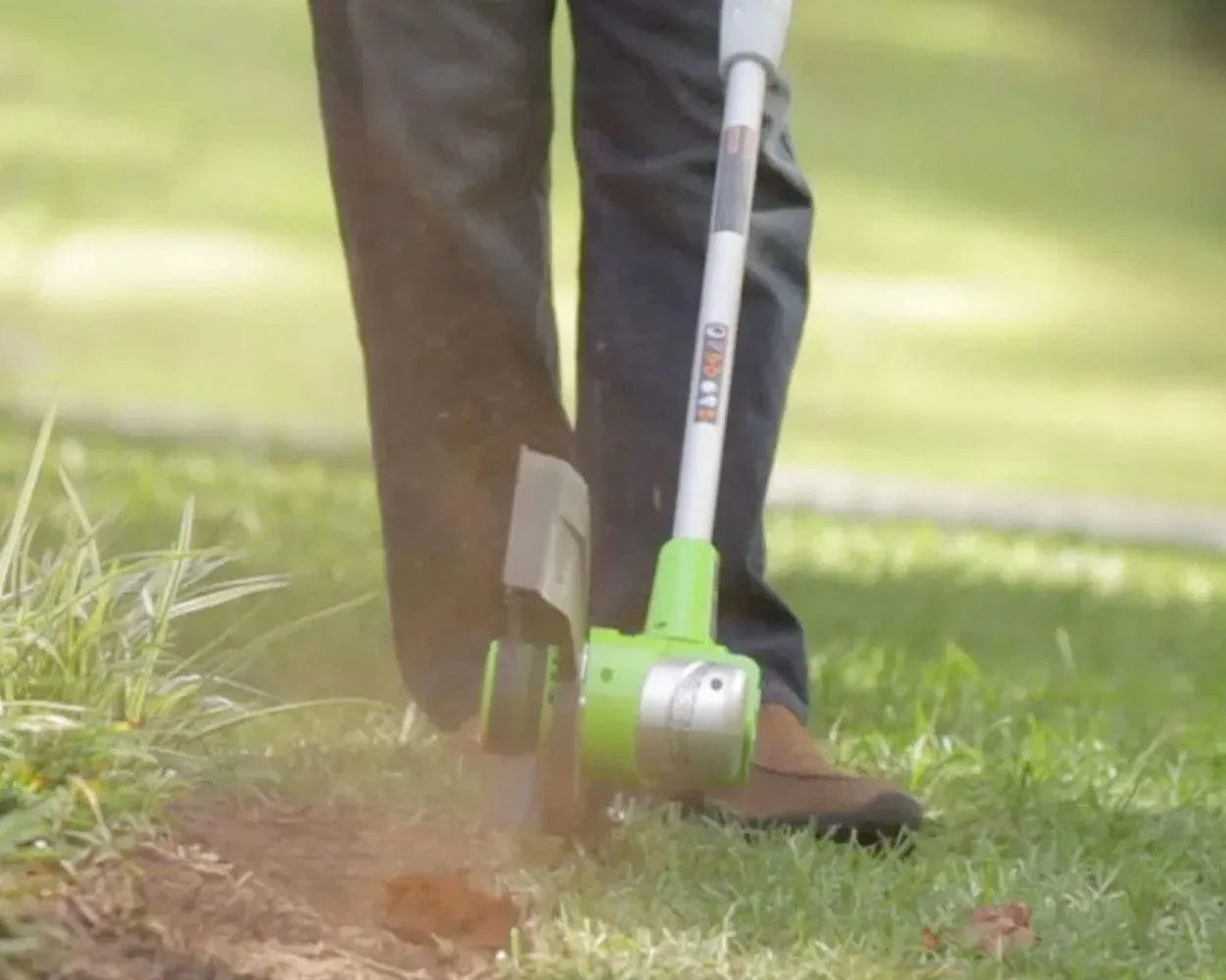 40V 13 Cordless Battery String Trimmer & 390 CFM Leaf Blower Combo w/ 4.0Ah Battery & Charger