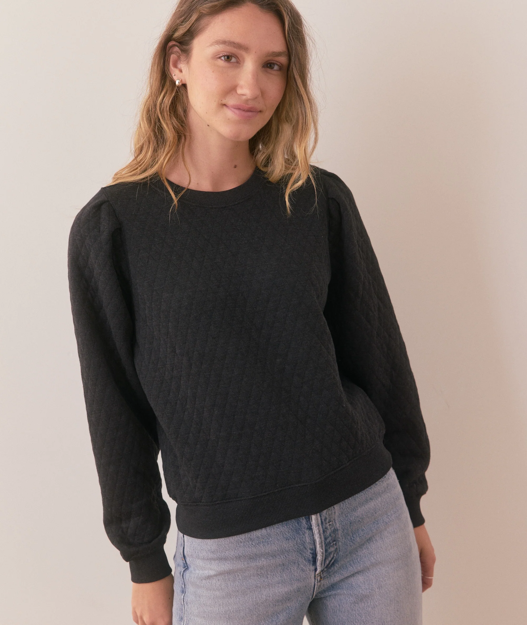 Women's Corbet Quilted Puff Sleeve Crewneck in Charcoal