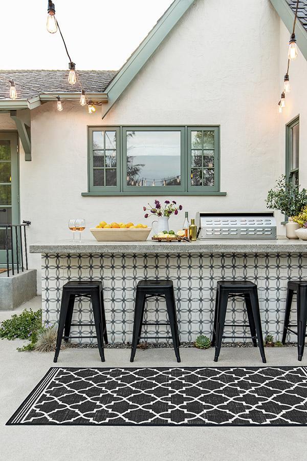 Varia Trellis Black Outdoor Rug