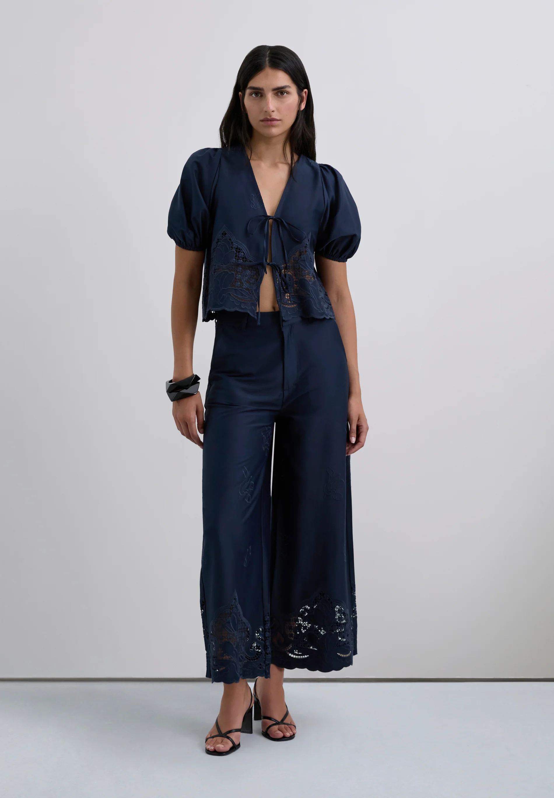 BLUSA BORDADA LAZOS