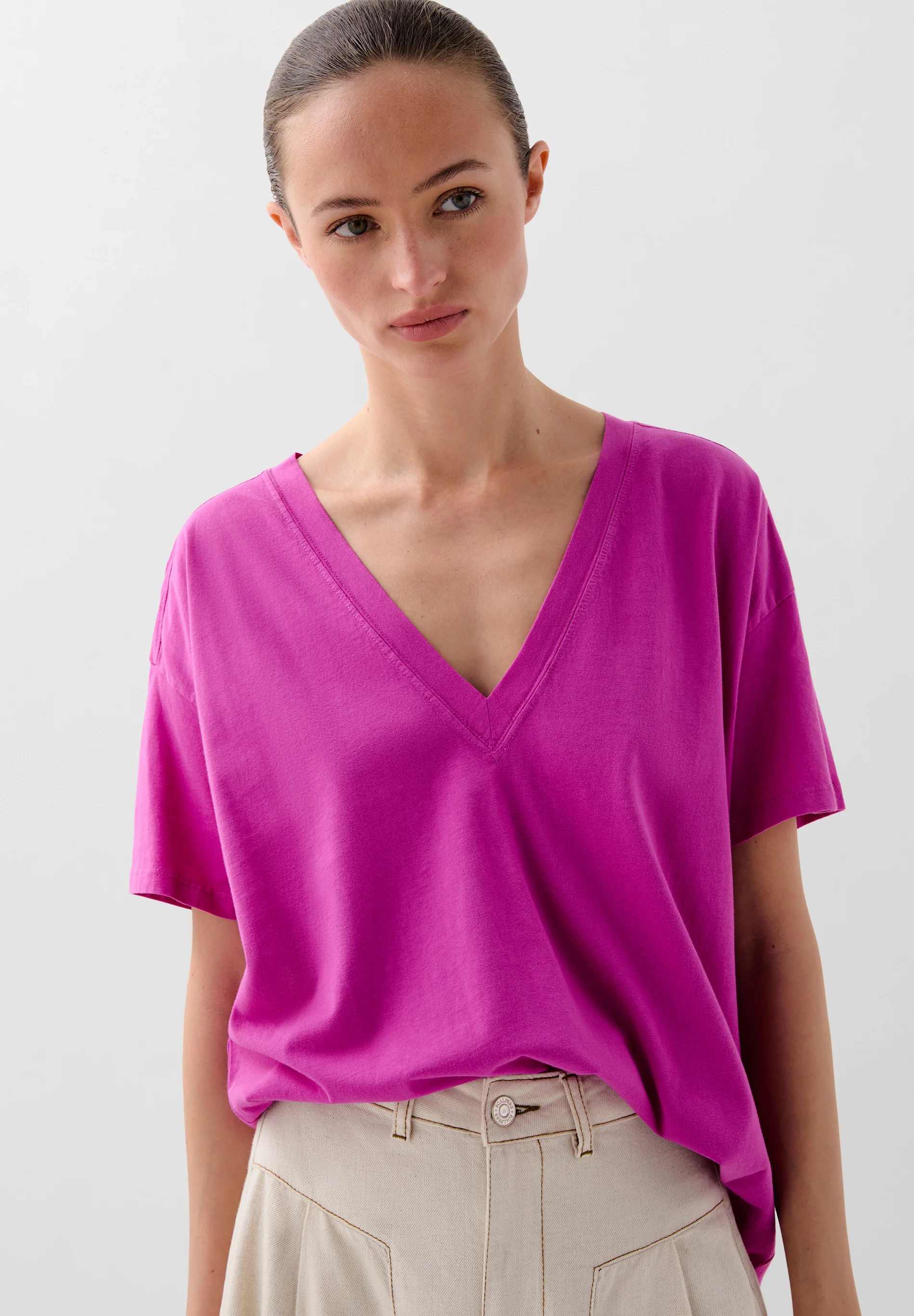 CAMISETA BÁSICA ESCOTE V