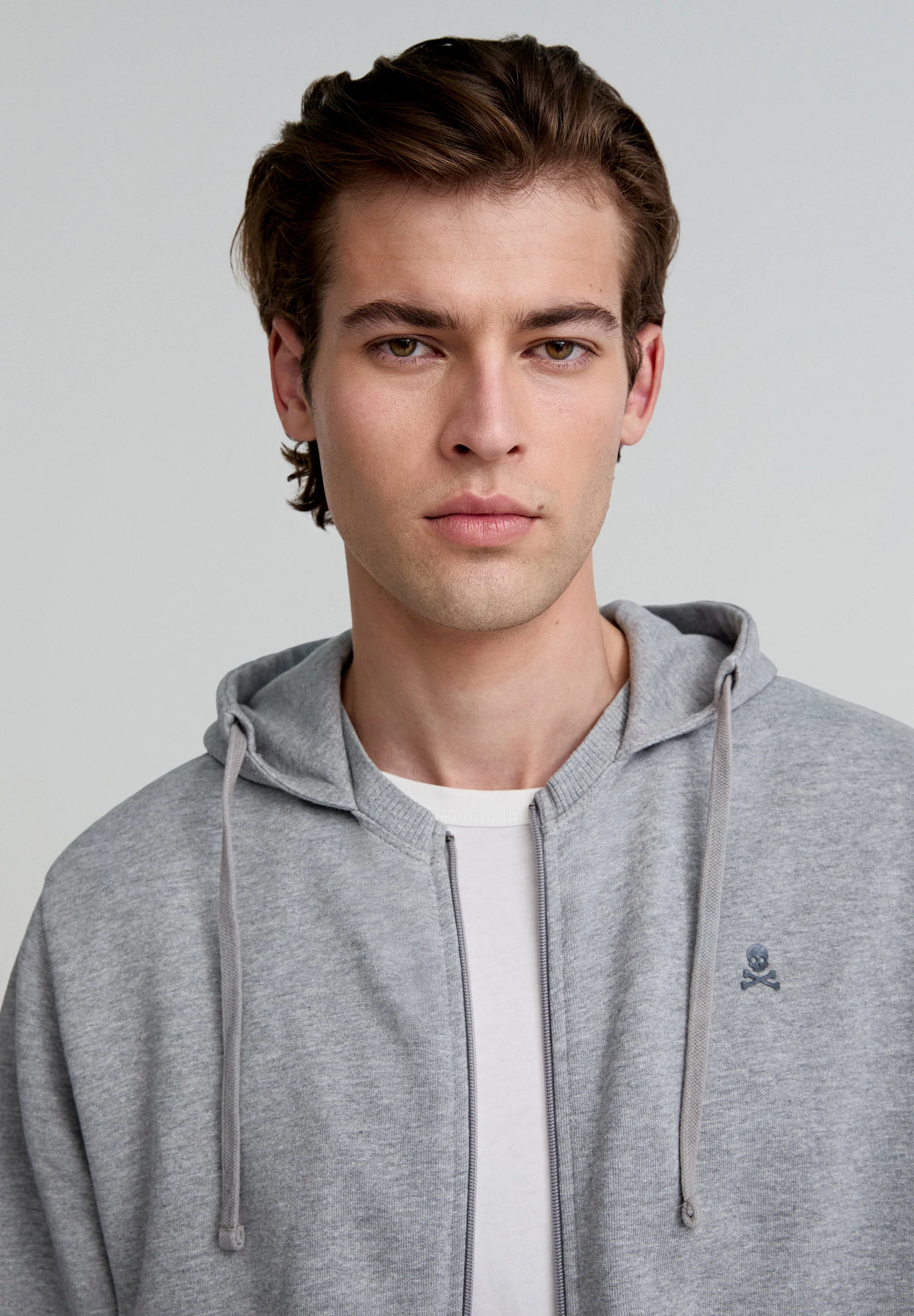 SUDADERA CAPUCHA BORDADA CONTRASTE