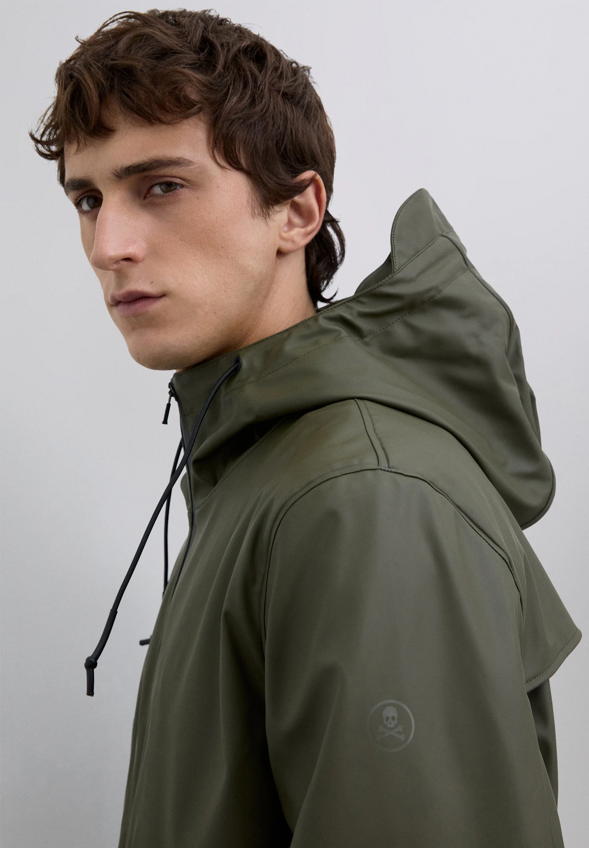 CHAQUETA IMPERMEABLE LOGO
