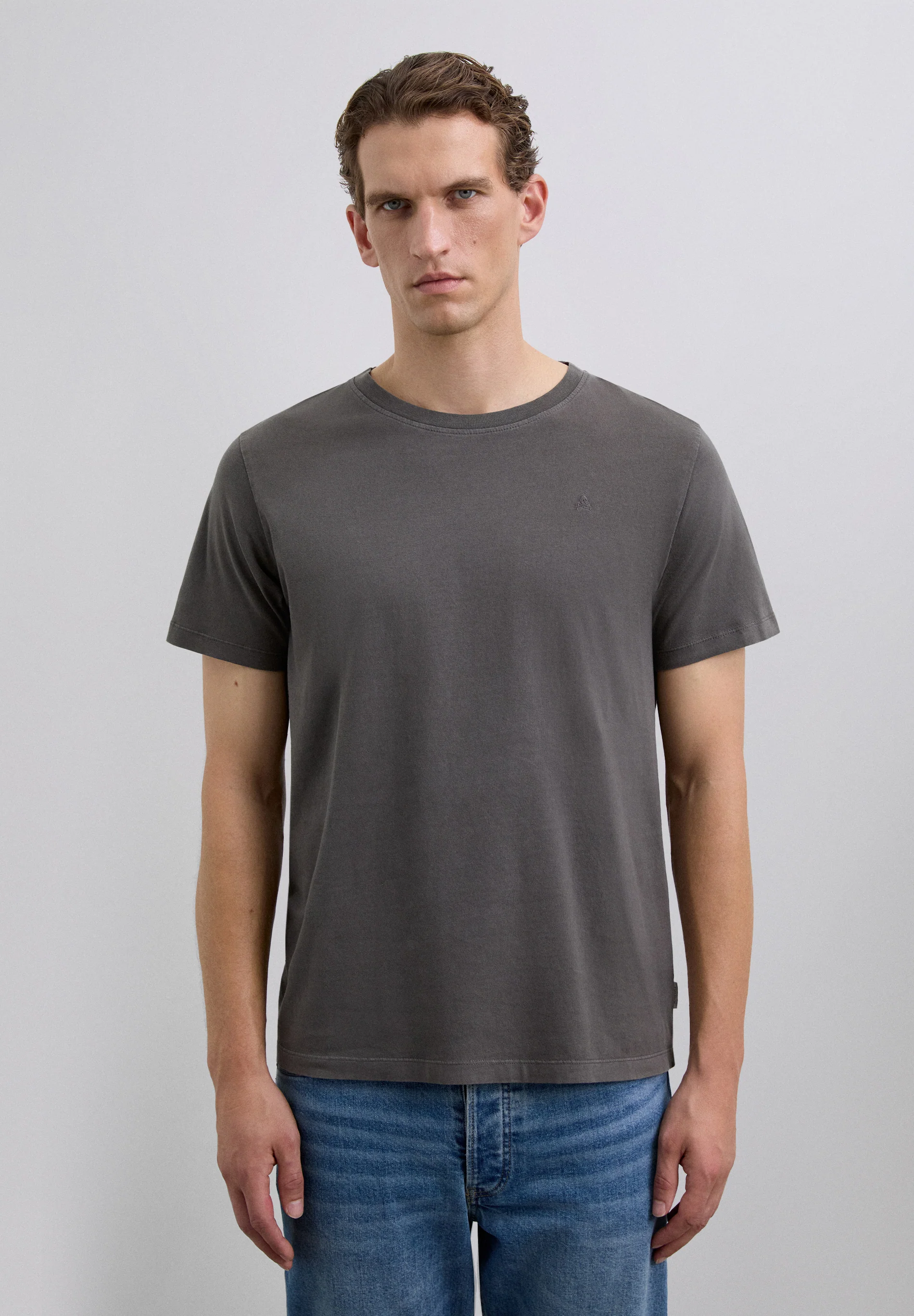 CAMISETA CALAVERA BORDADA TONO