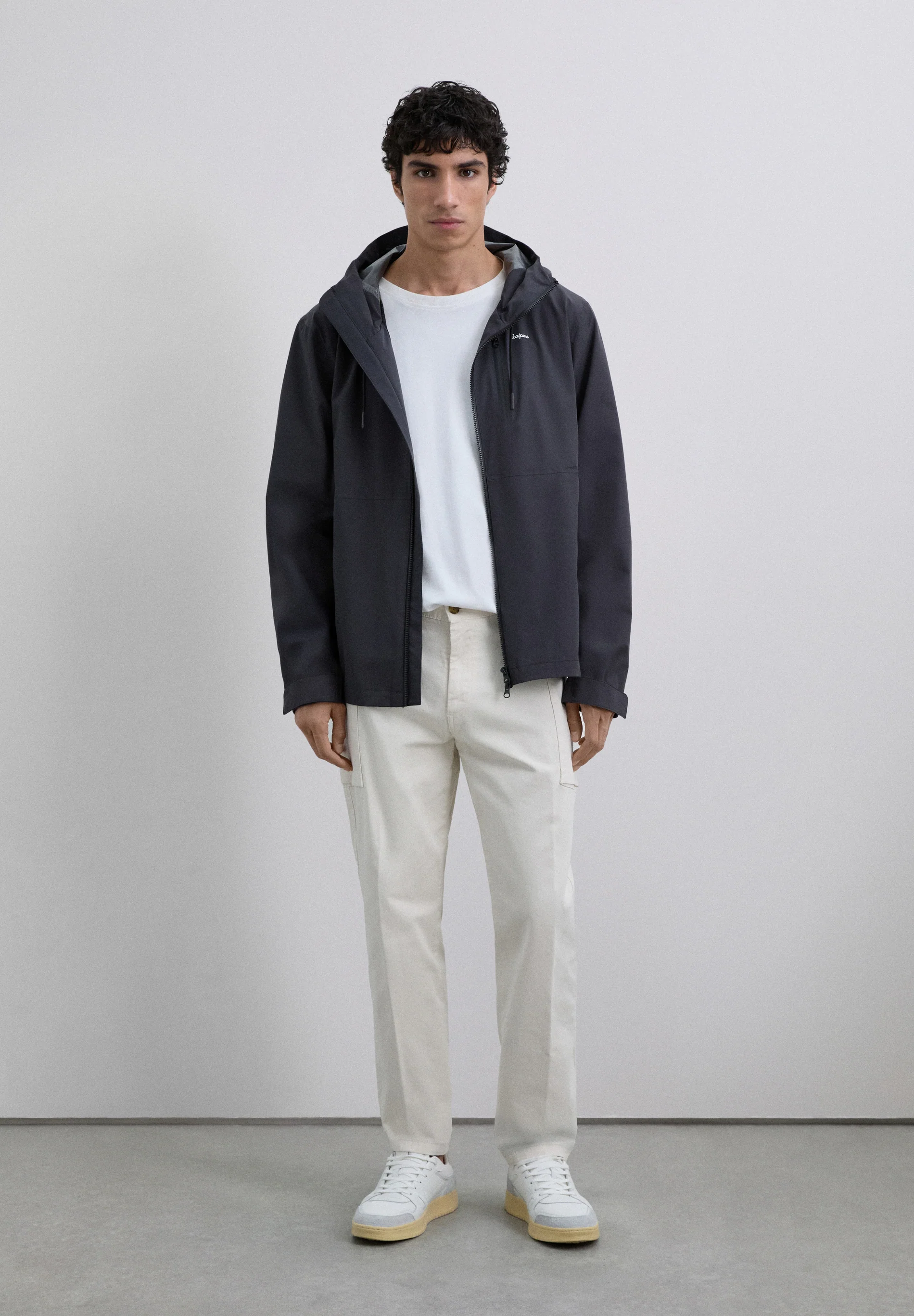 CHAQUETA IMPERMEABLE CAPUCHA ADN