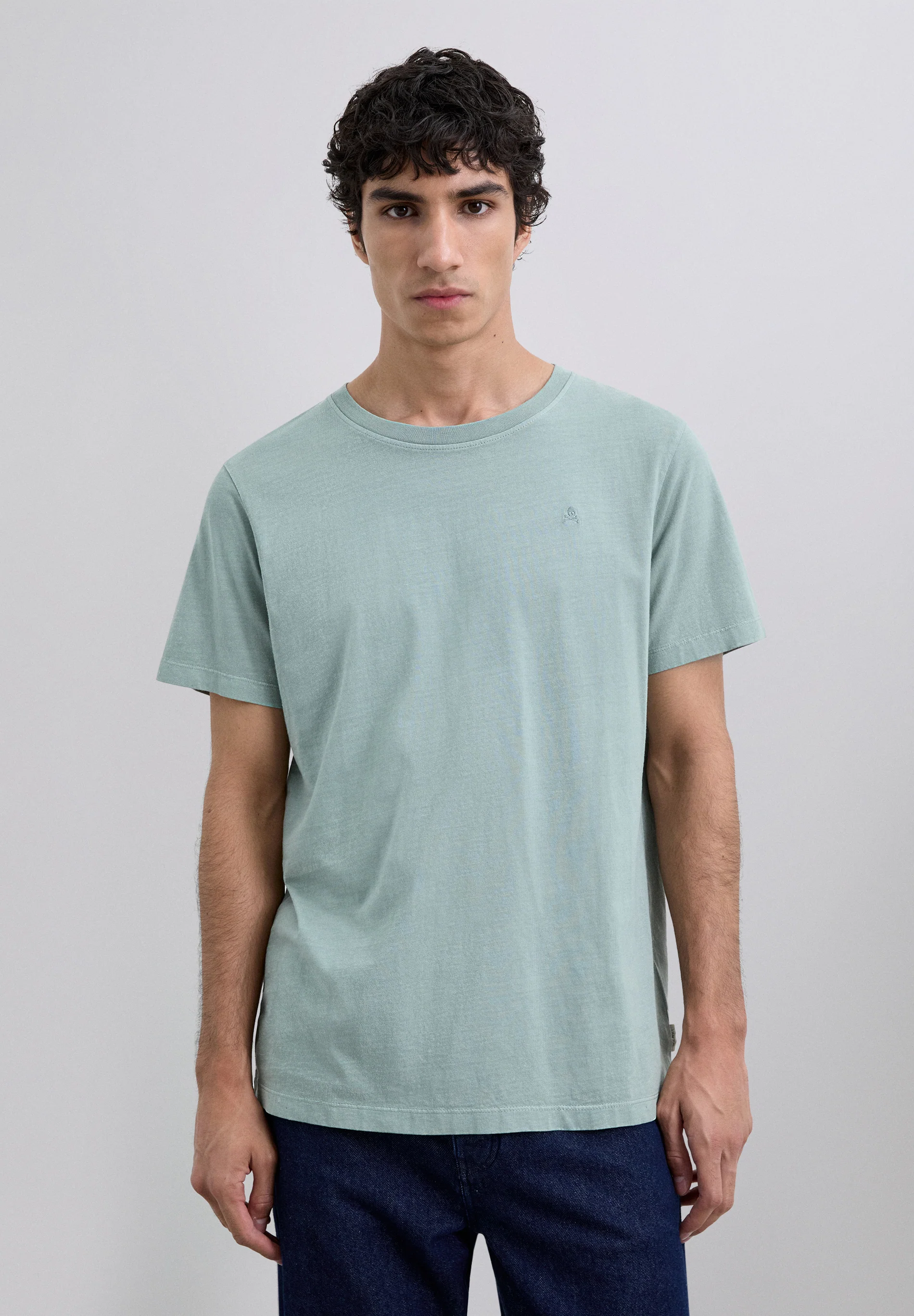 CAMISETA CALAVERA BORDADA TONO