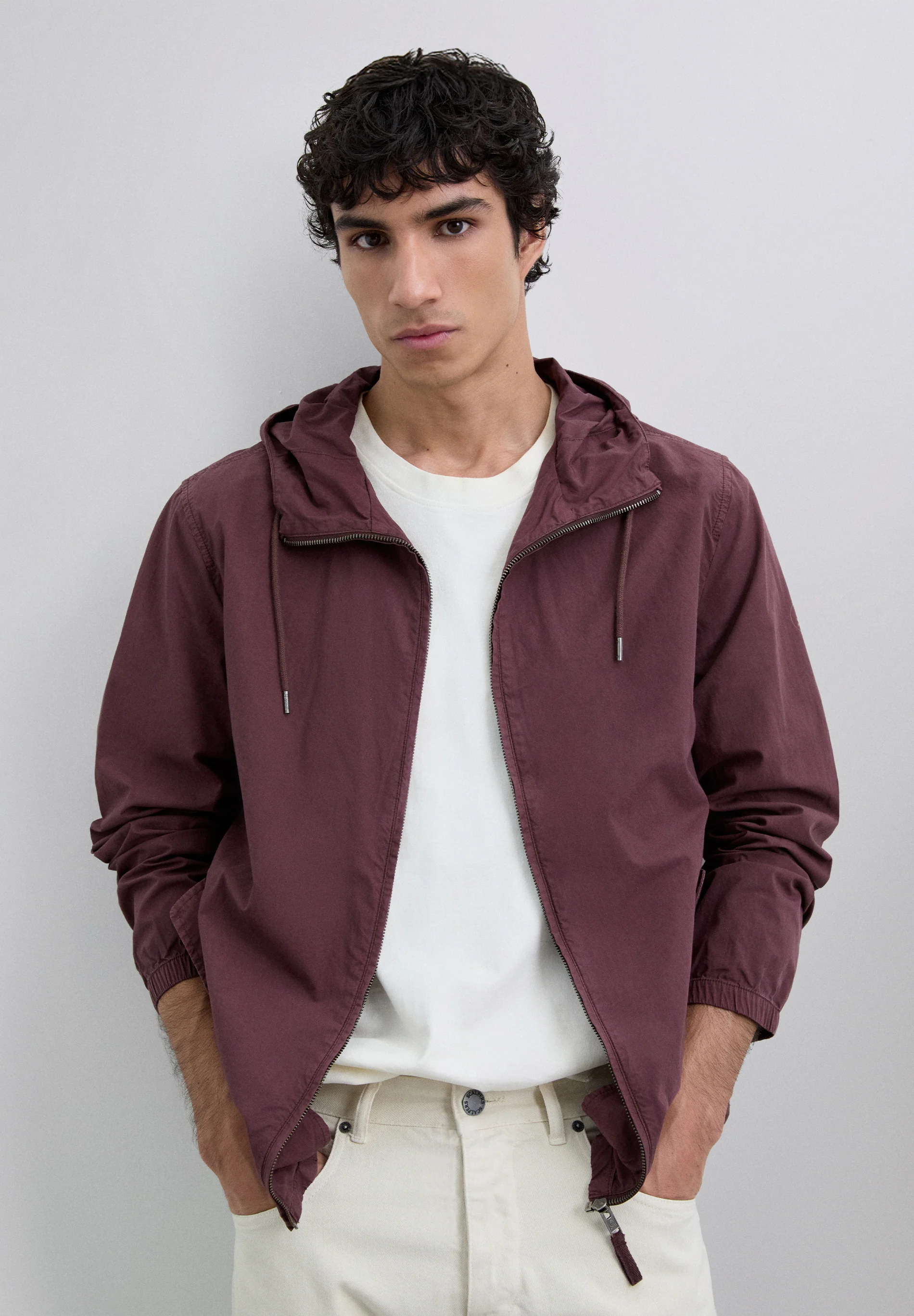 CHAQUETA LIGERA CAPUCHA