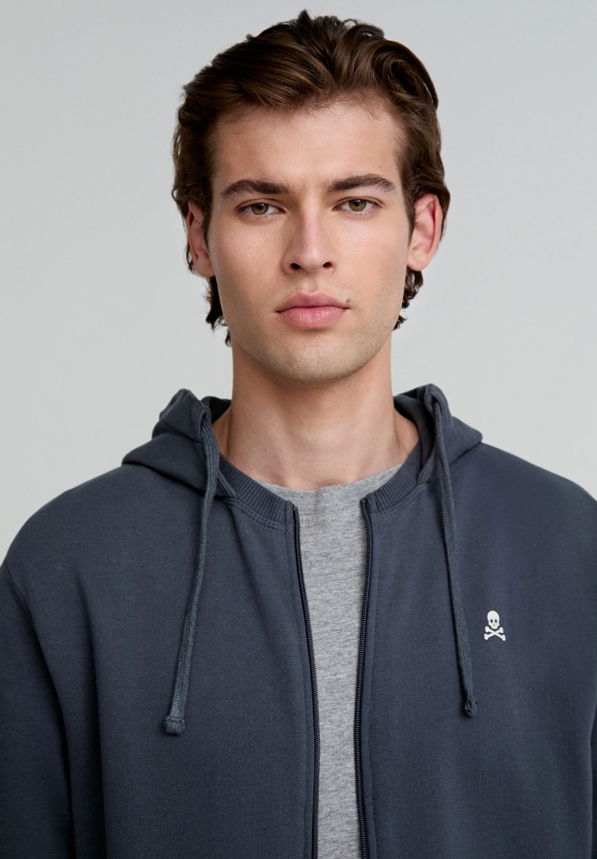 SUDADERA CAPUCHA BORDADA CONTRASTE