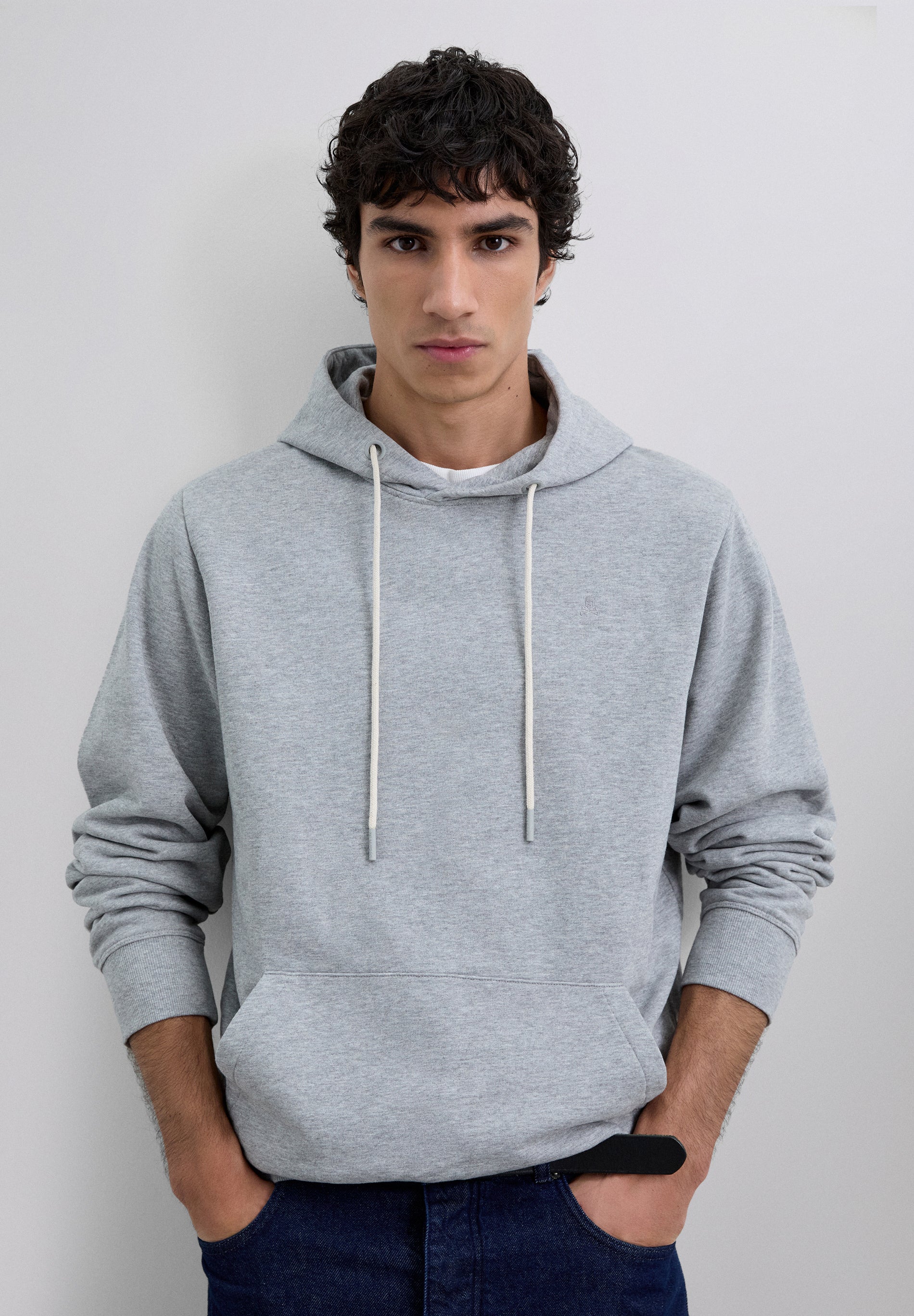 SUDADERA CAPUCHA BÁSICA BORDADA
