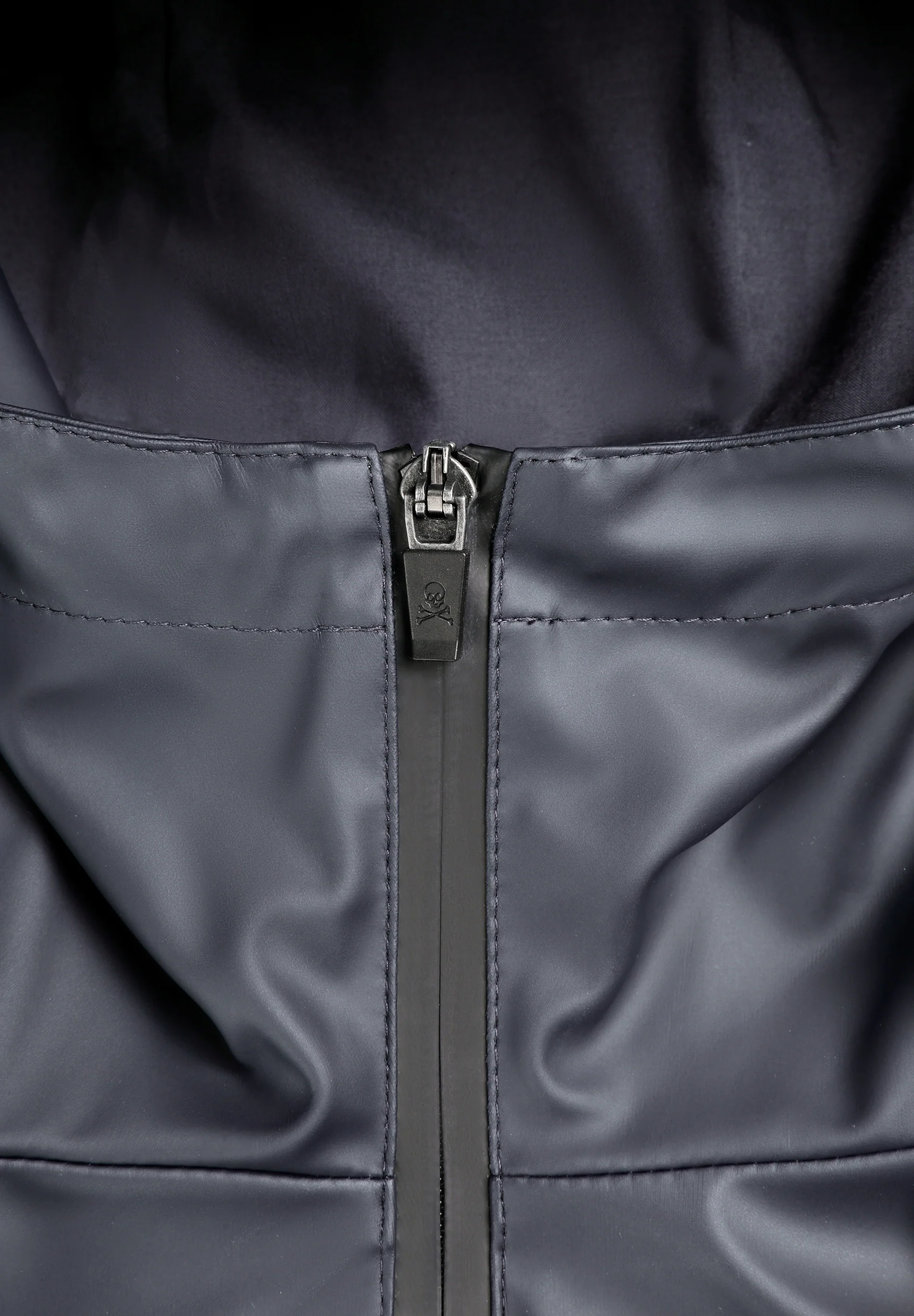 CHAQUETA IMPERMEABLE LOGO