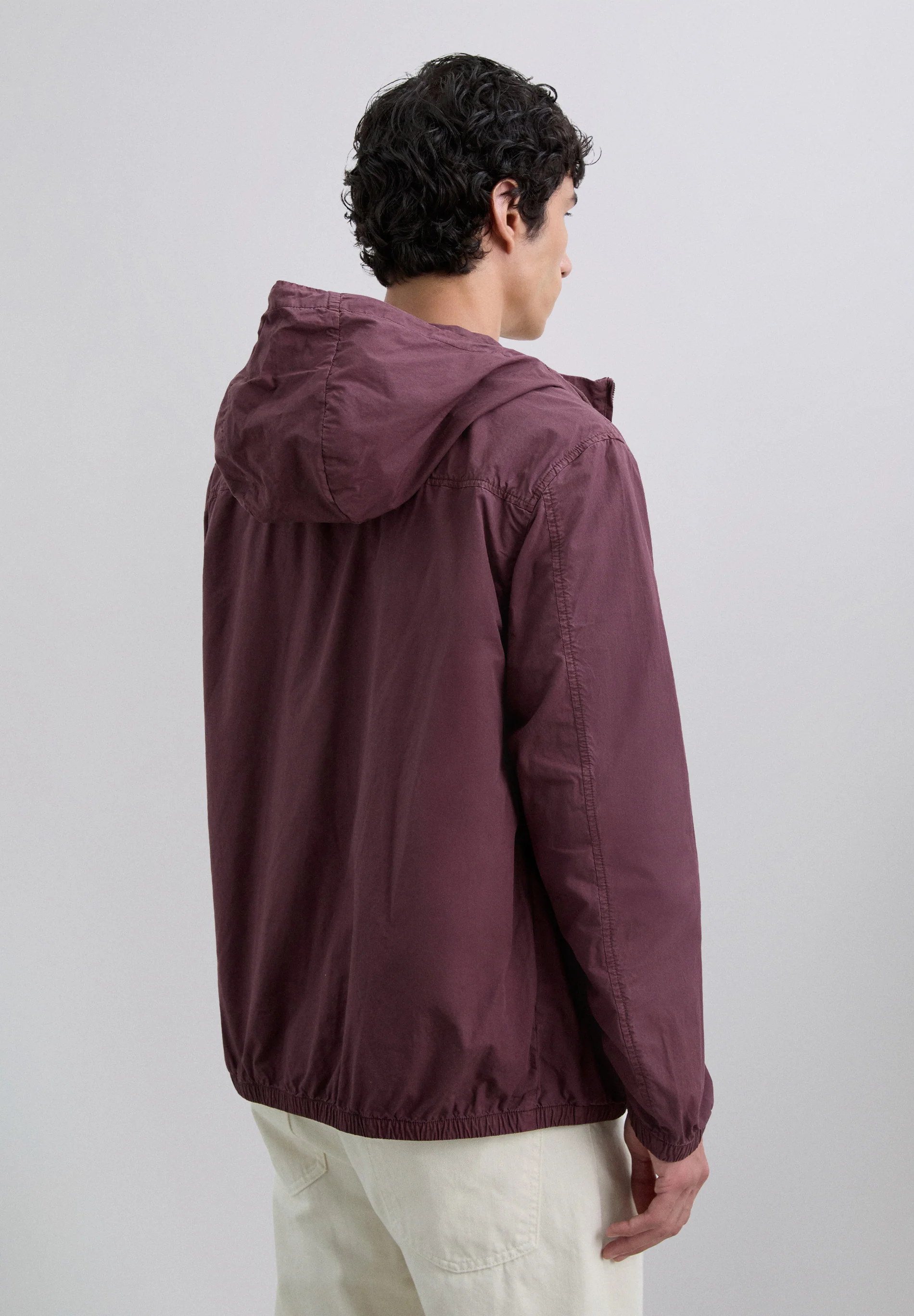 CHAQUETA LIGERA CAPUCHA