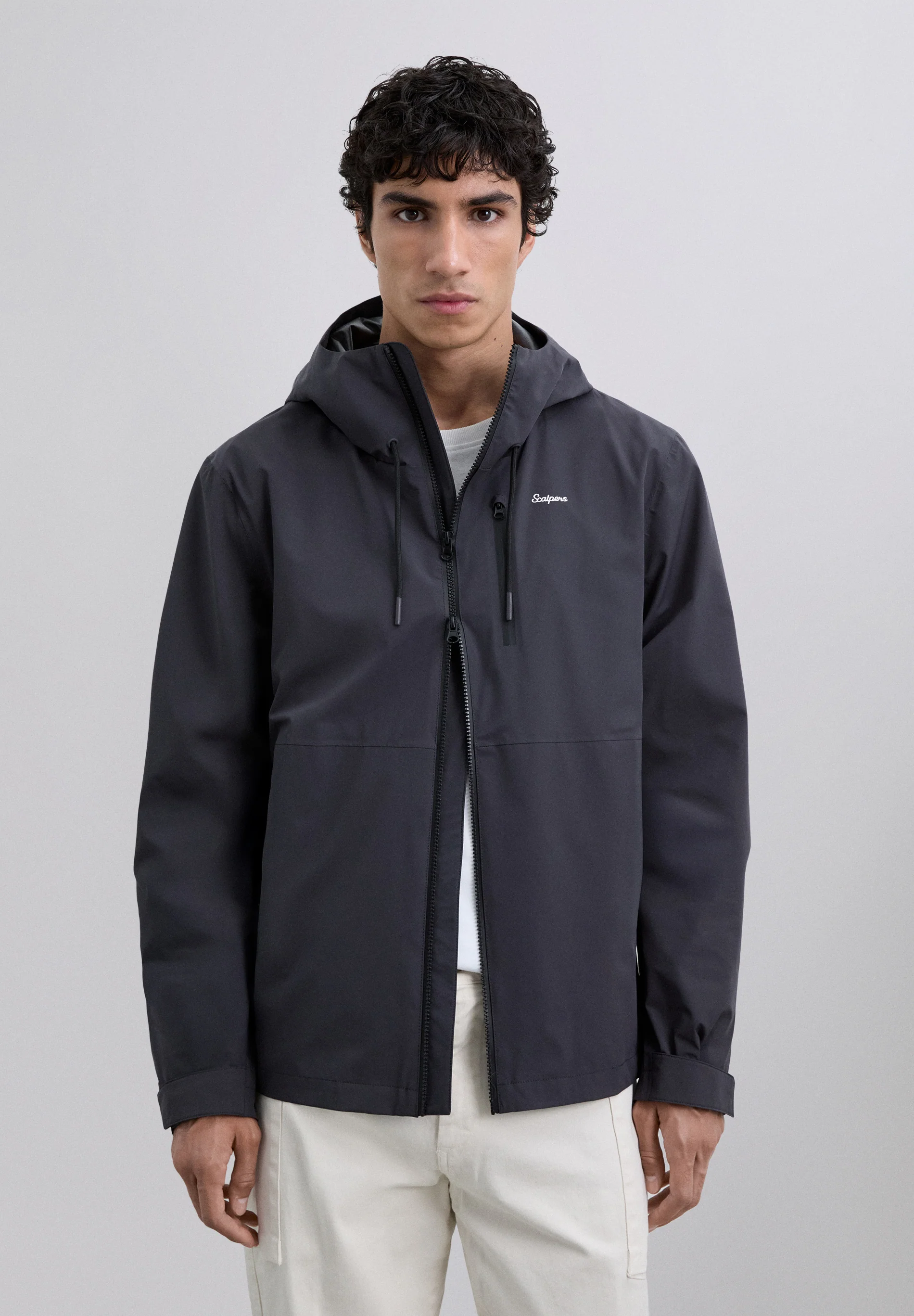 CHAQUETA IMPERMEABLE CAPUCHA ADN