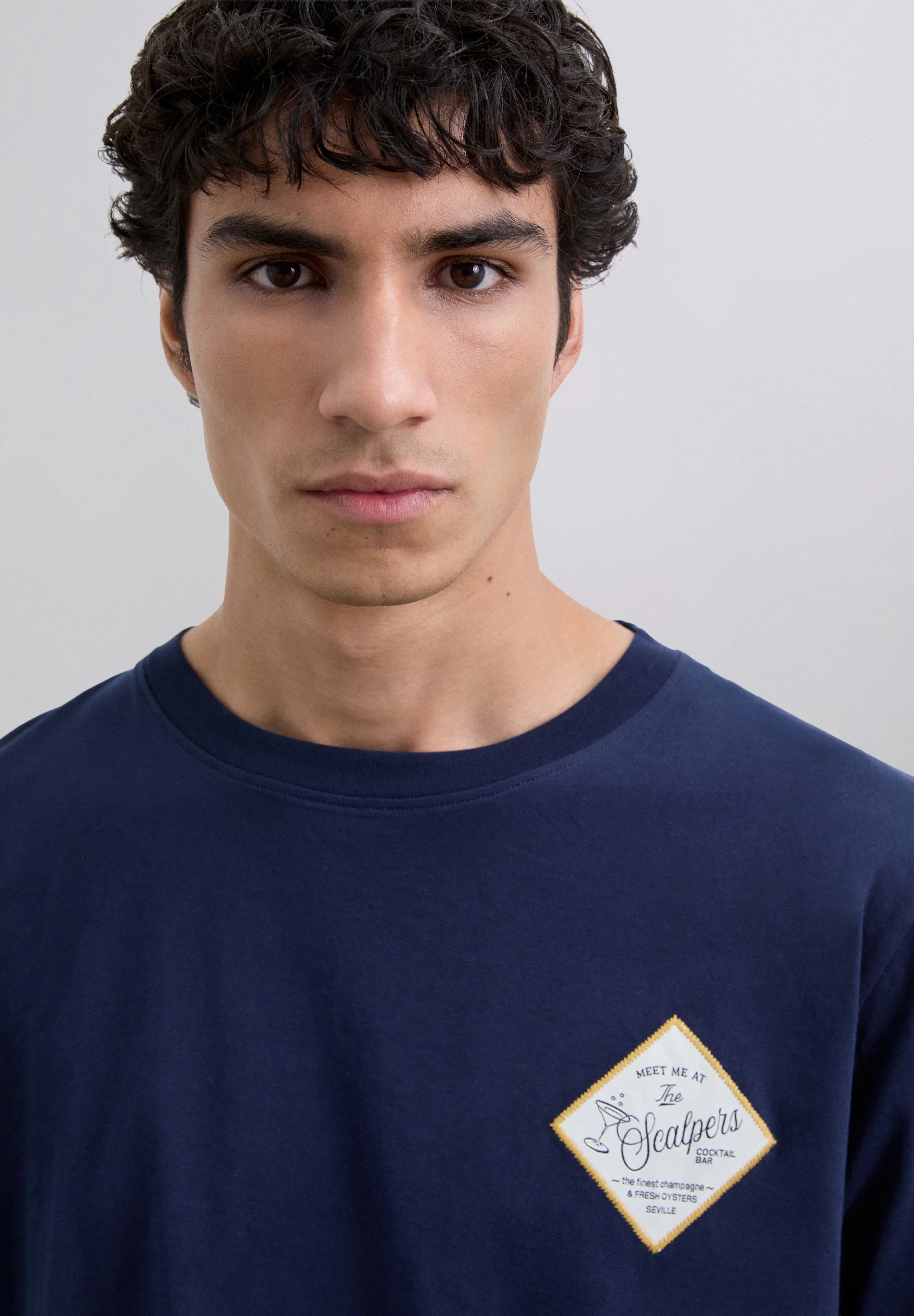 CAMISETA PARCHE BORDADO LOGO