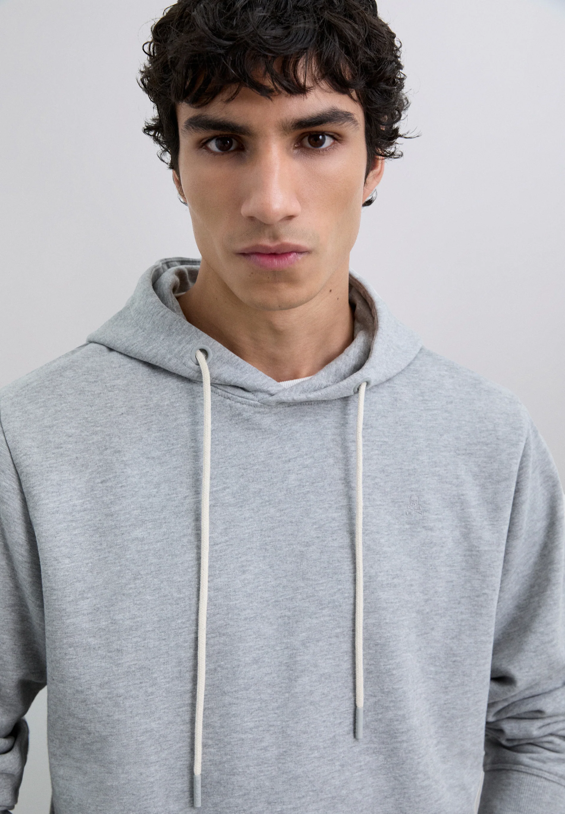 SUDADERA CAPUCHA BÁSICA BORDADA