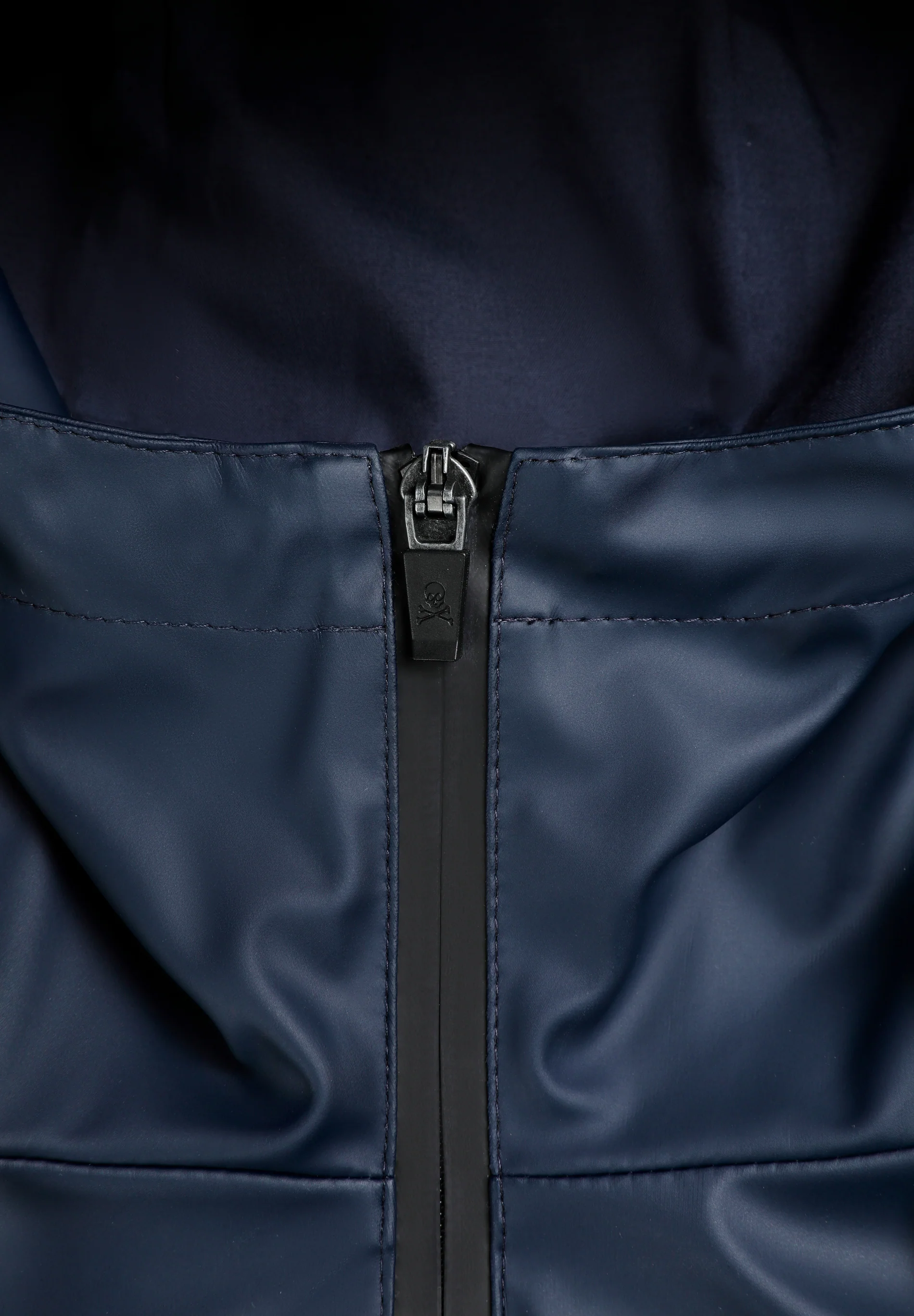 CHAQUETA IMPERMEABLE LOGO