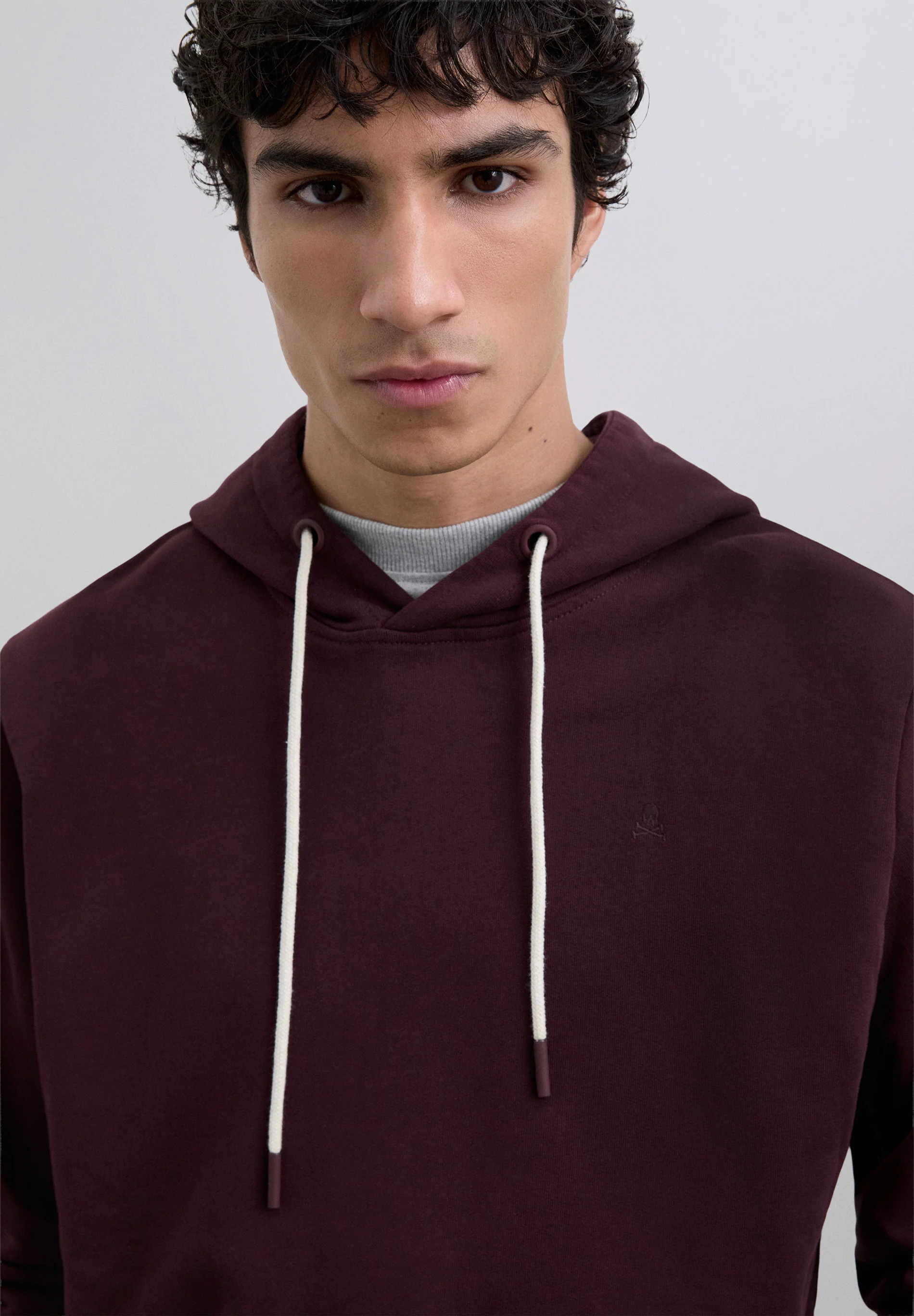 SUDADERA CAPUCHA BÁSICA BORDADA