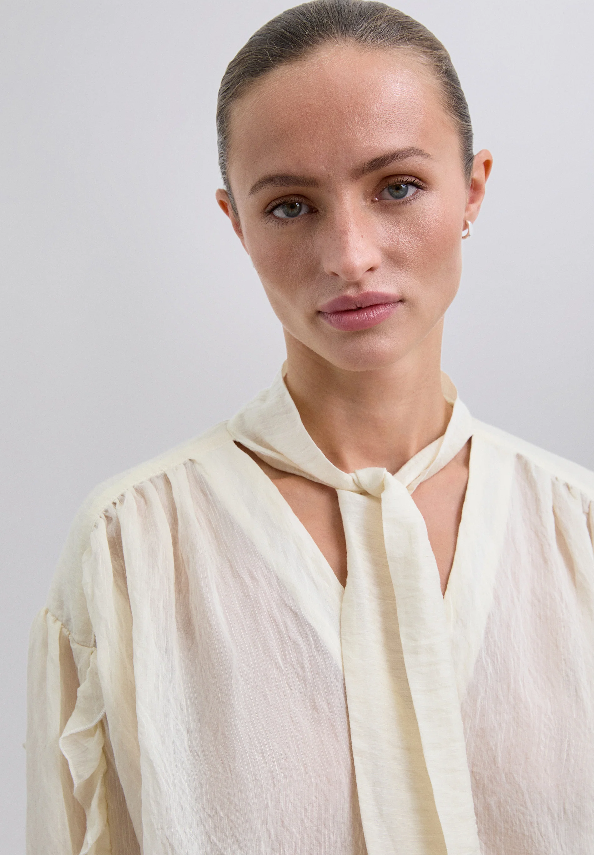 BLUSA DETALLE LAZO FRUNCES