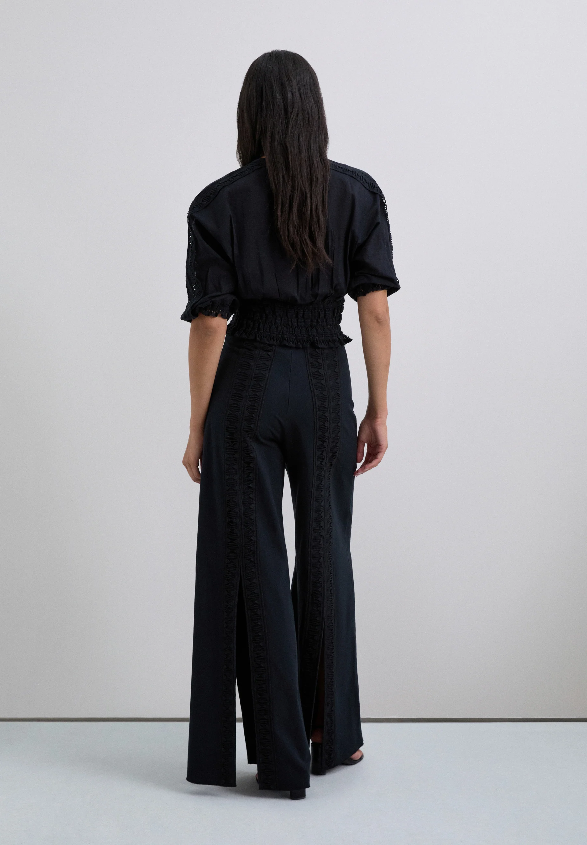 PANTALÓN ABERTURAS BORDADOS