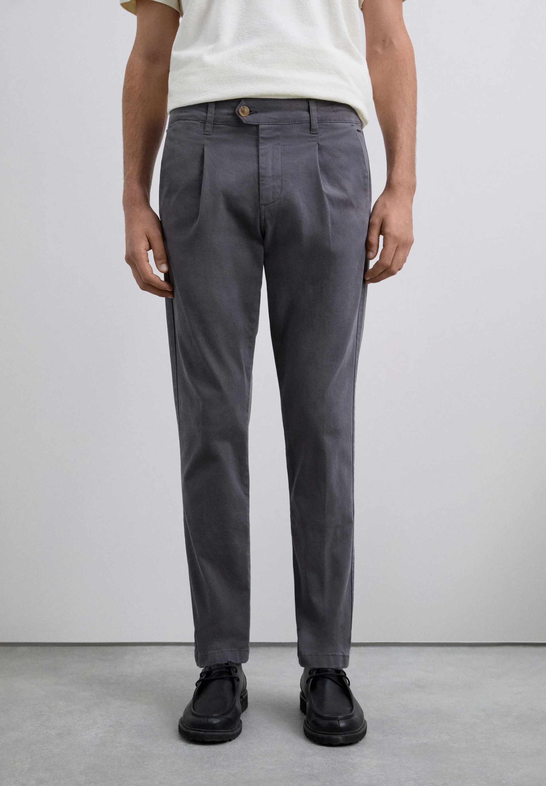 PANTALÓN CHINO PINZAS