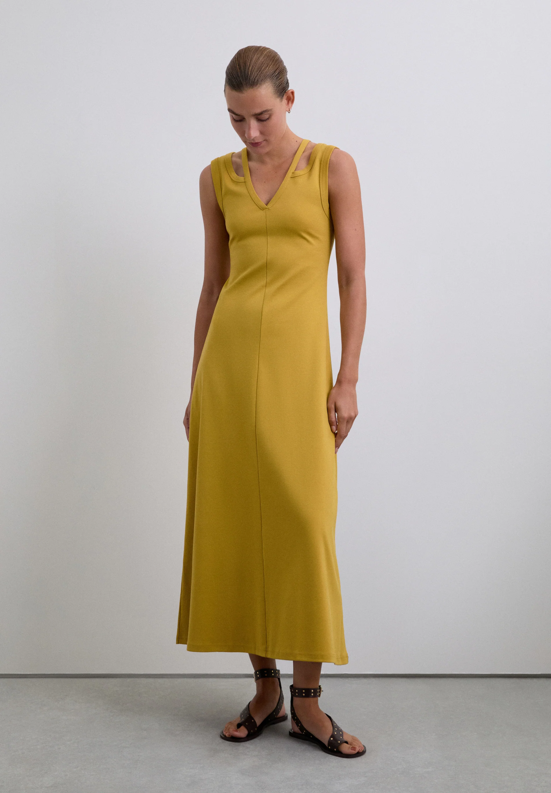 VESTIDO MIDI CUT OUT