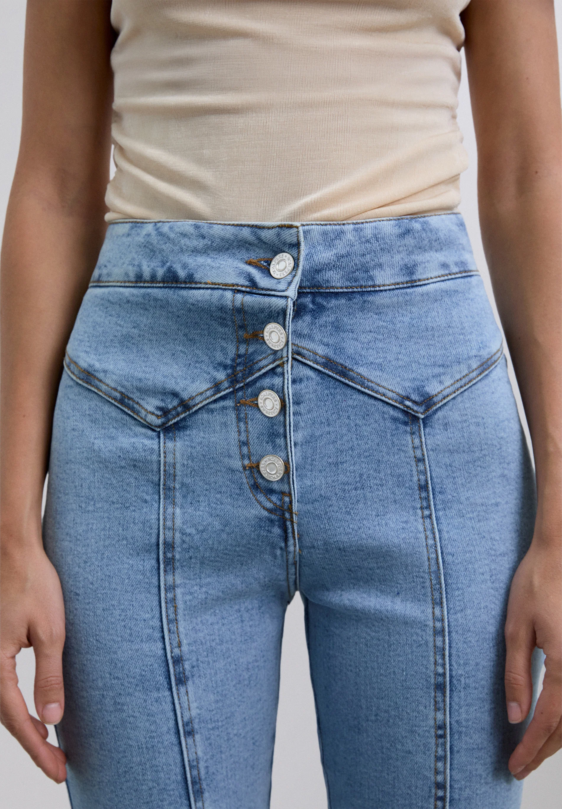 JEANS BOOTCUT BOTONES