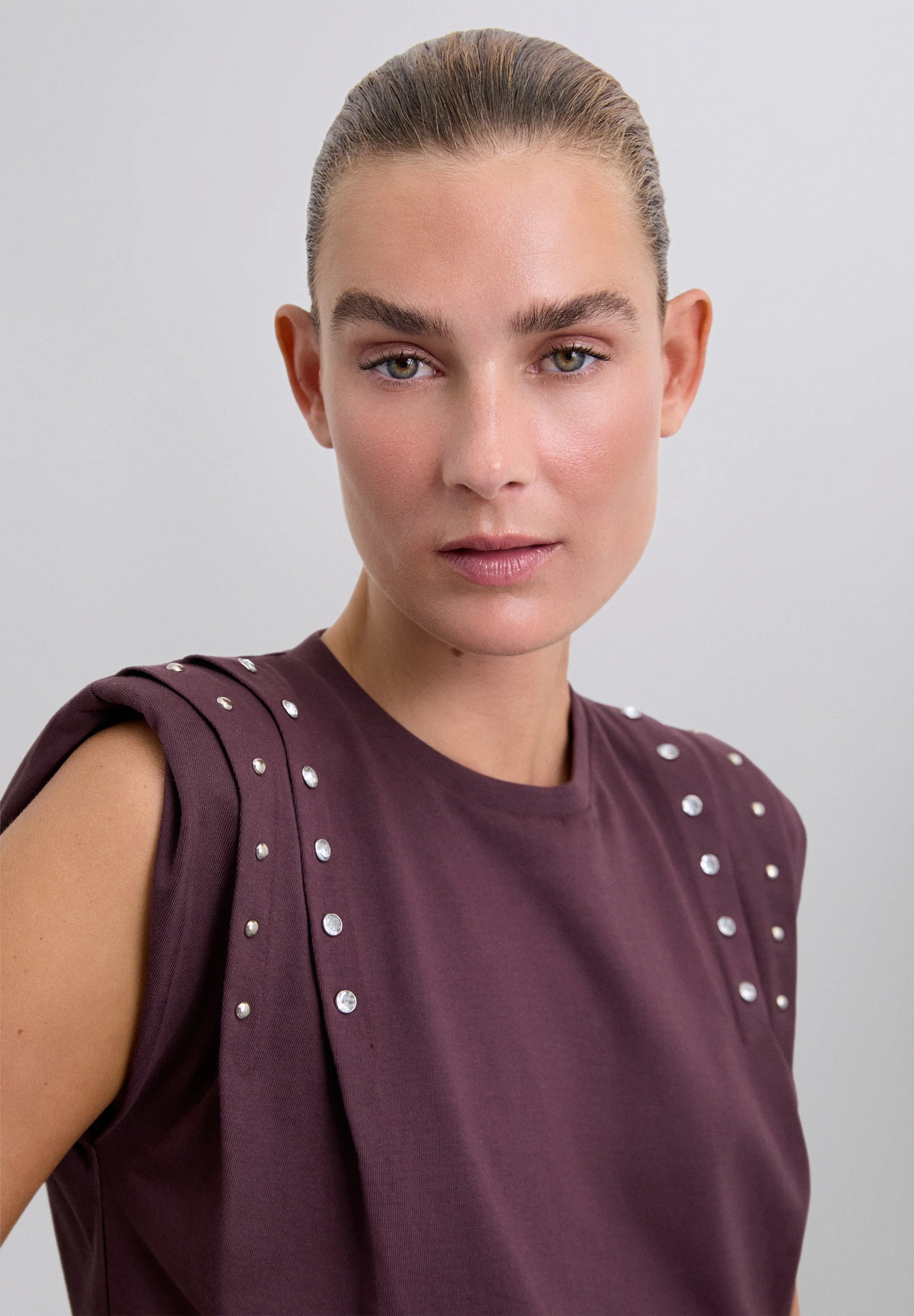 CAMISETA TACHUELAS MANGA SISA