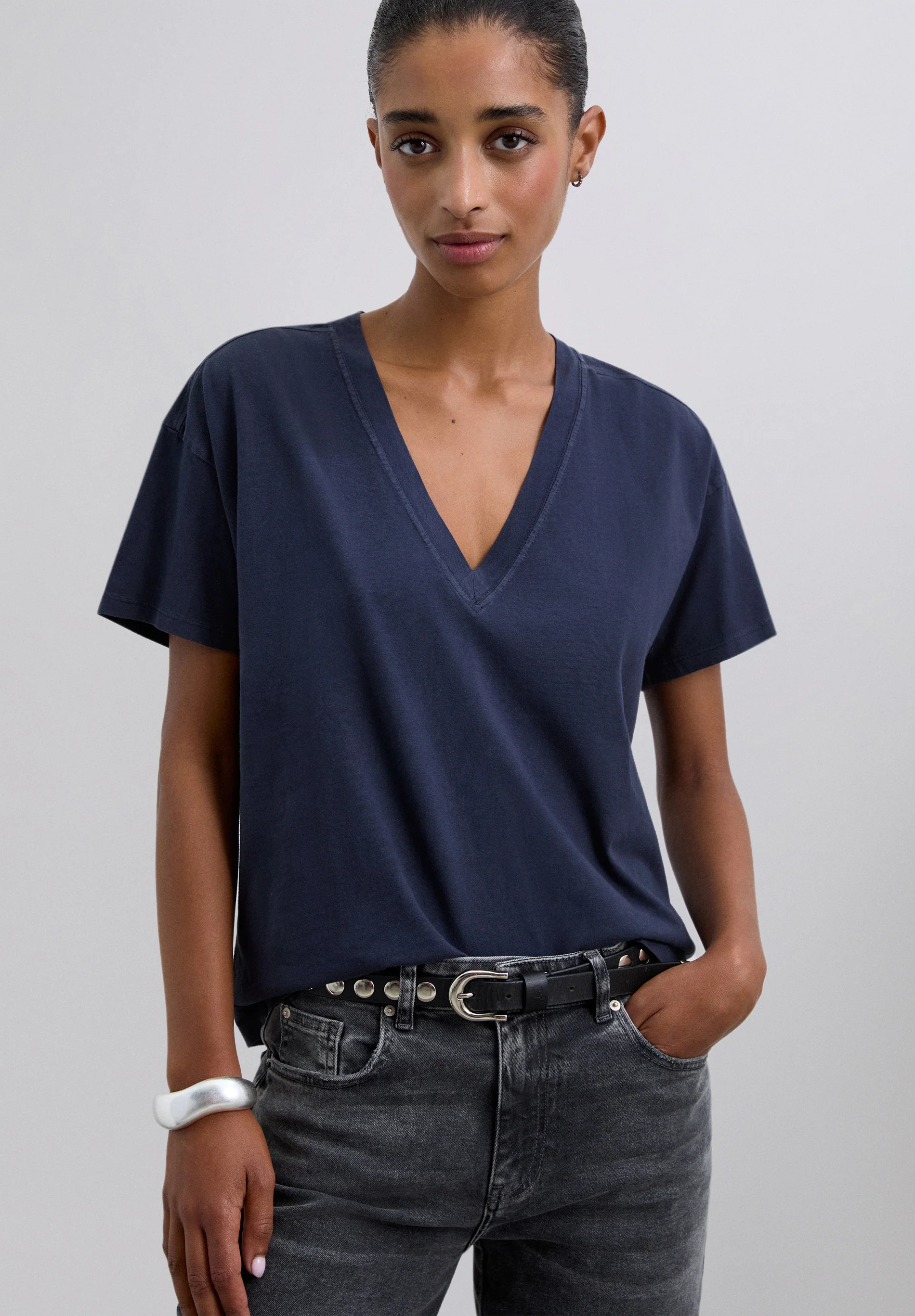 SCPLAINSKULLV TEE