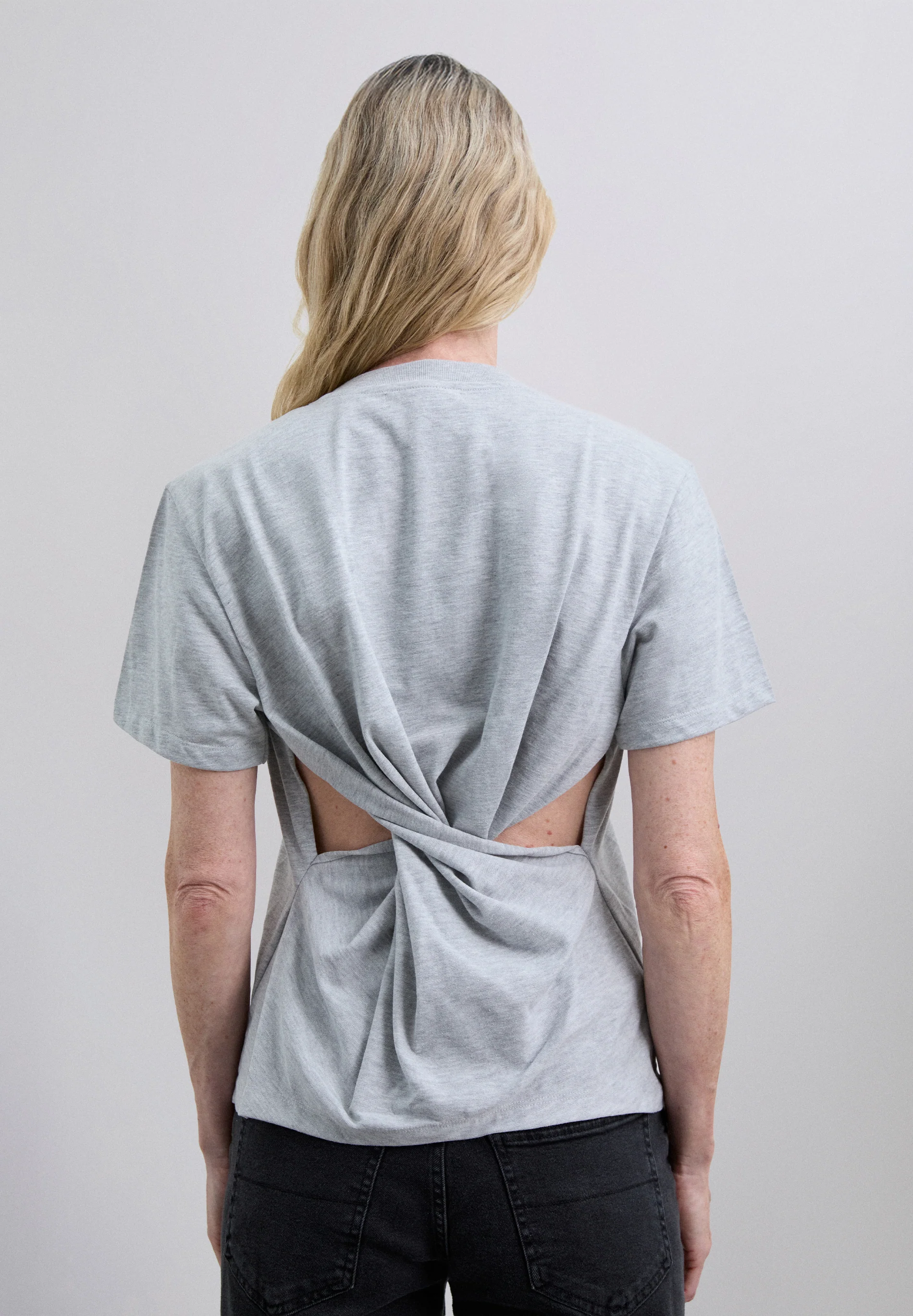 CAMISETA NUDO TRASERO