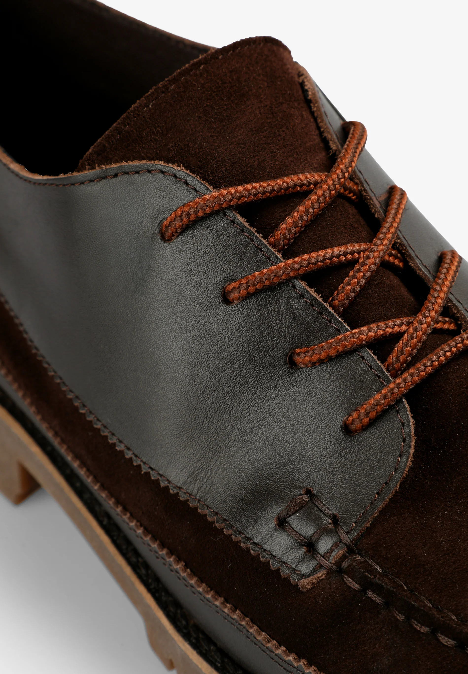 ZAPATO PIEL SUELA DENTADA