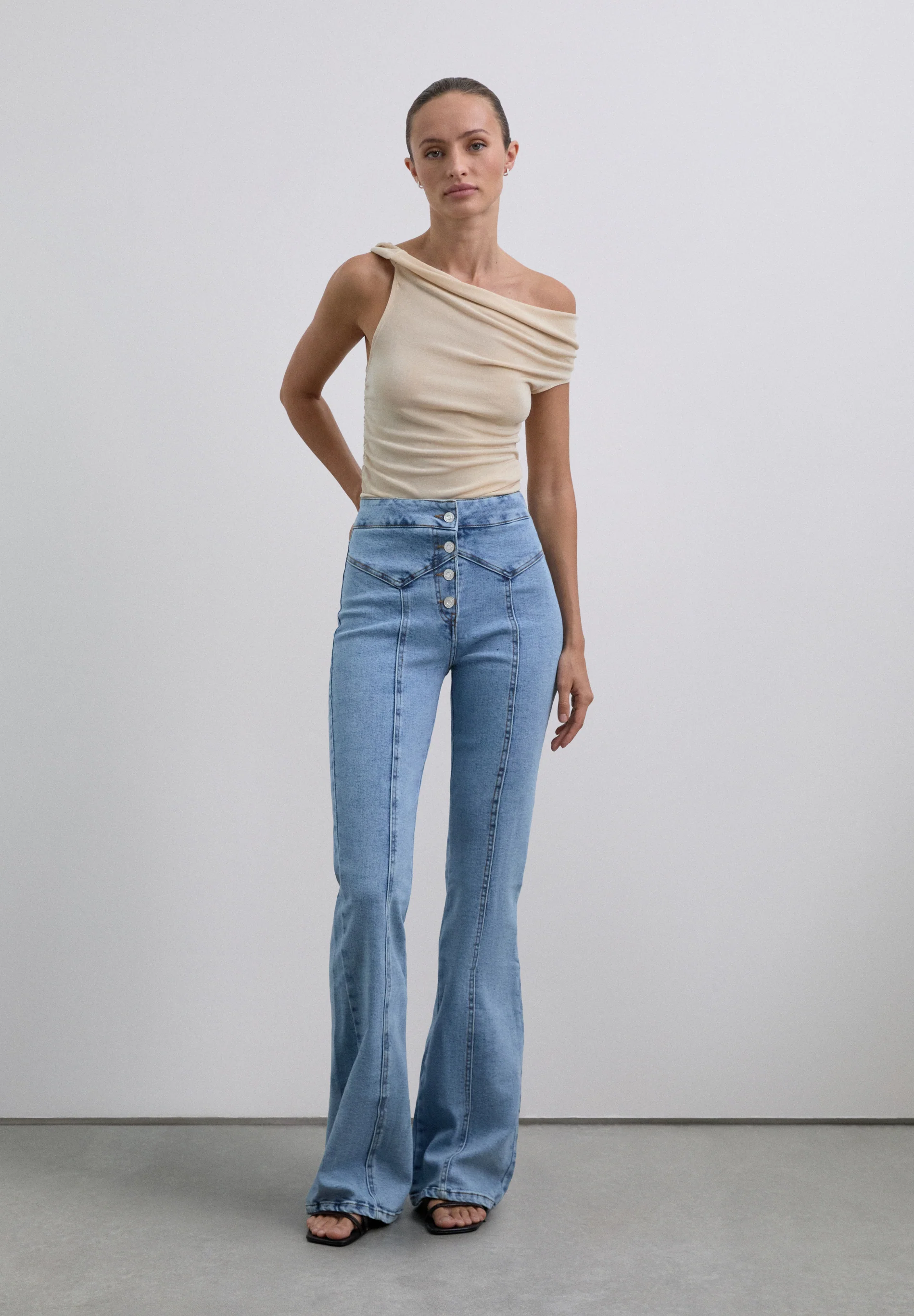 JEANS BOOTCUT BOTONES
