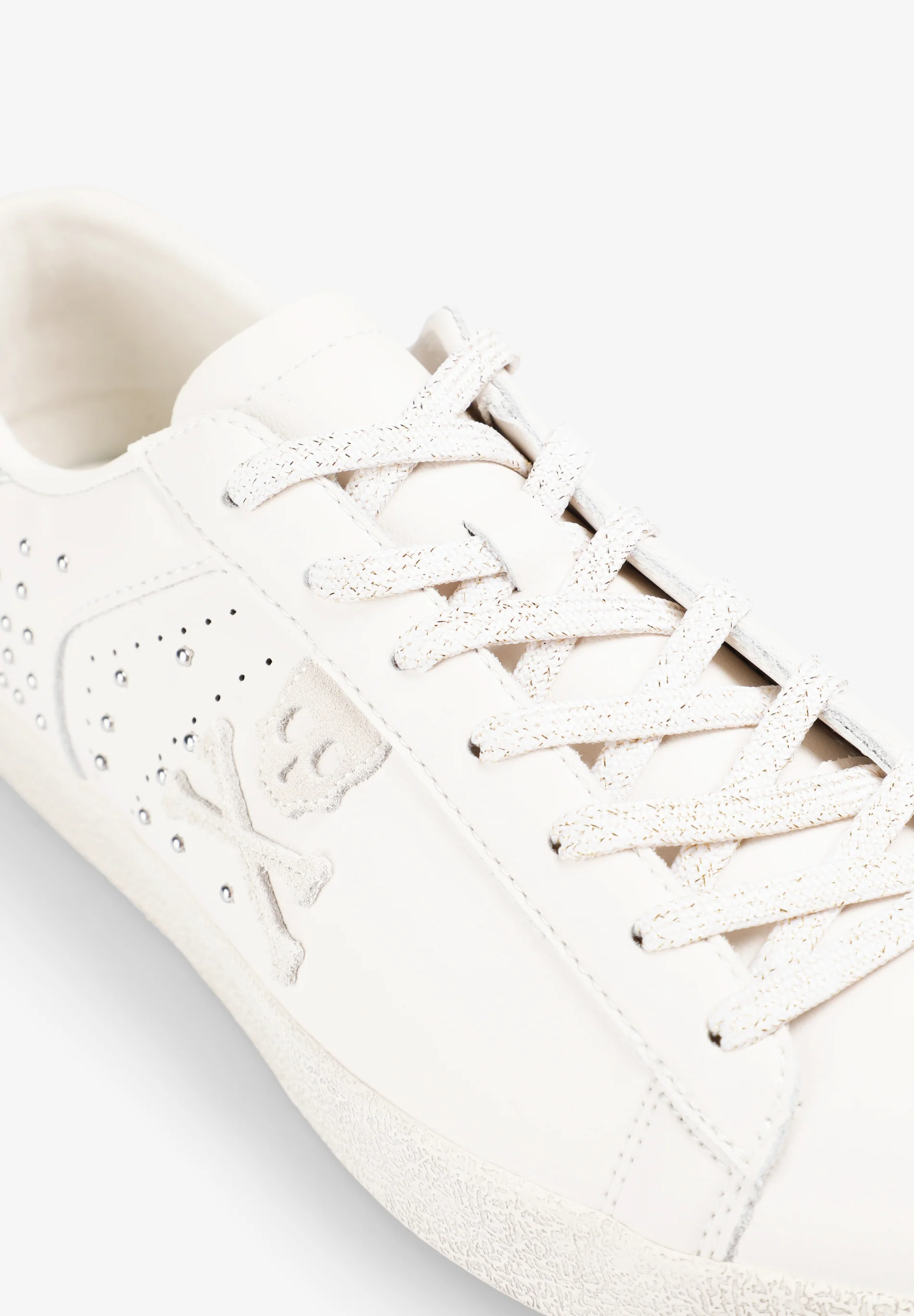 SNEAKERS TACHUELAS PIEL CALAVERA
