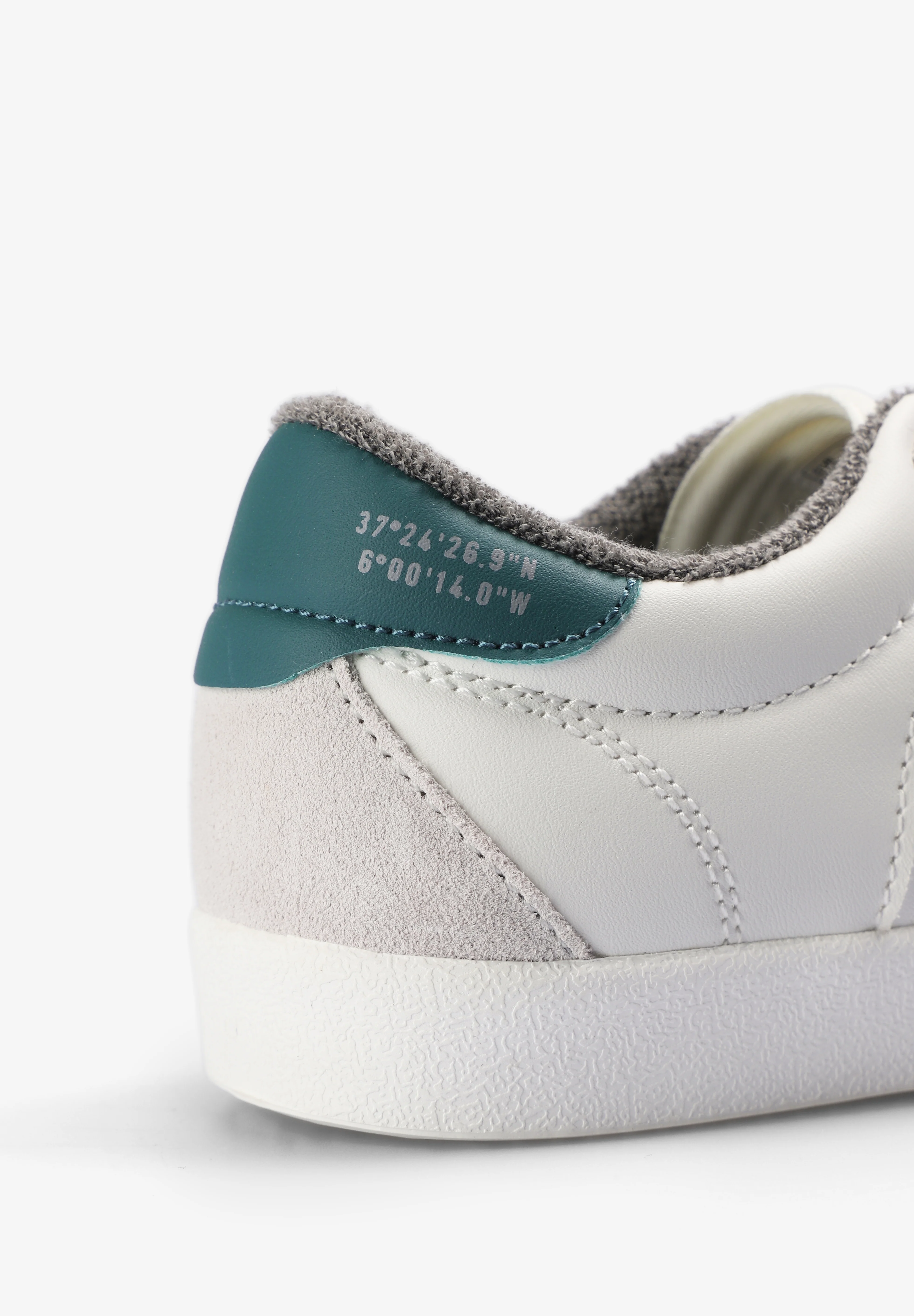 SNEAKERS CALAVERA CONTRASTE