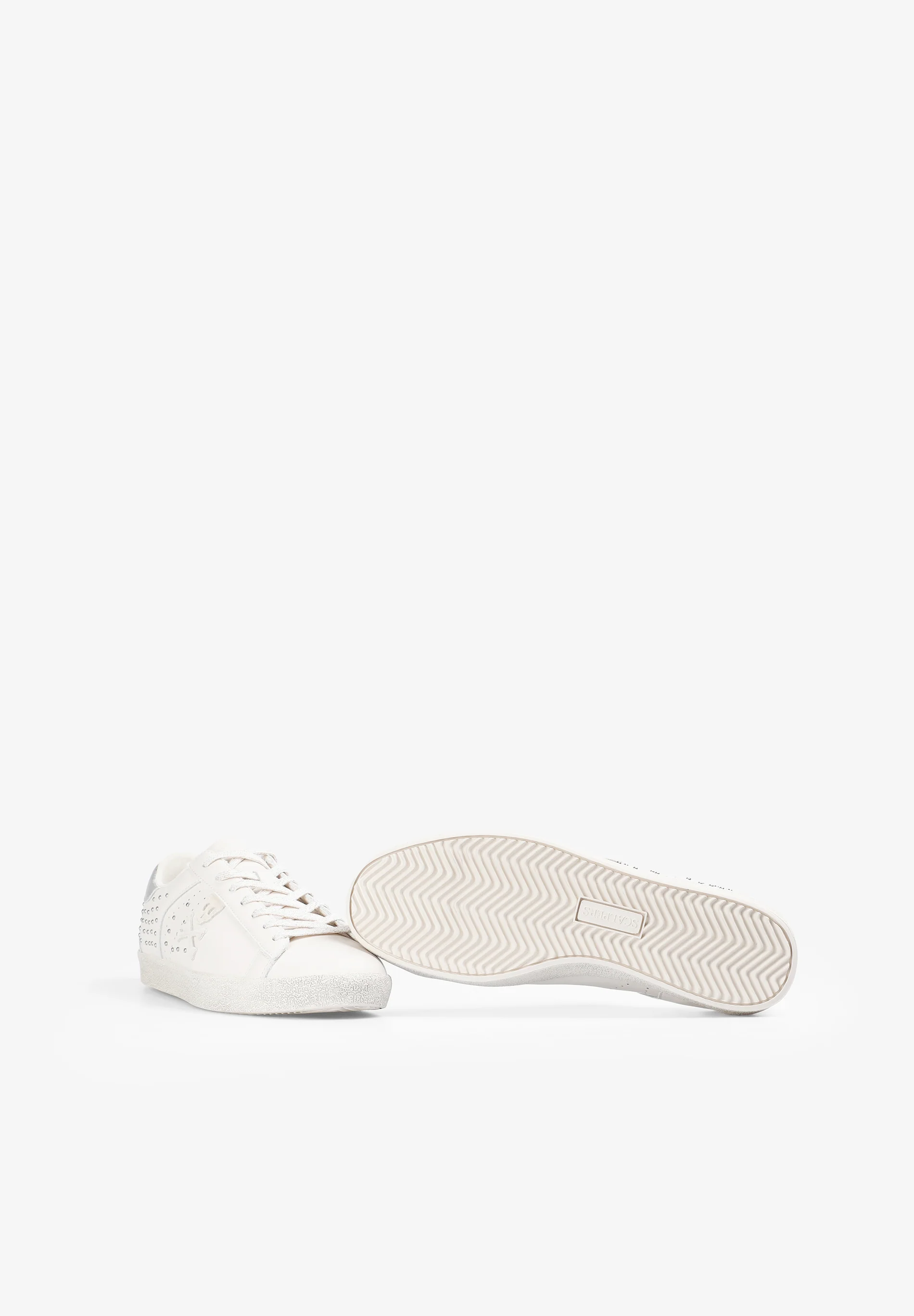 SNEAKERS TACHUELAS PIEL CALAVERA