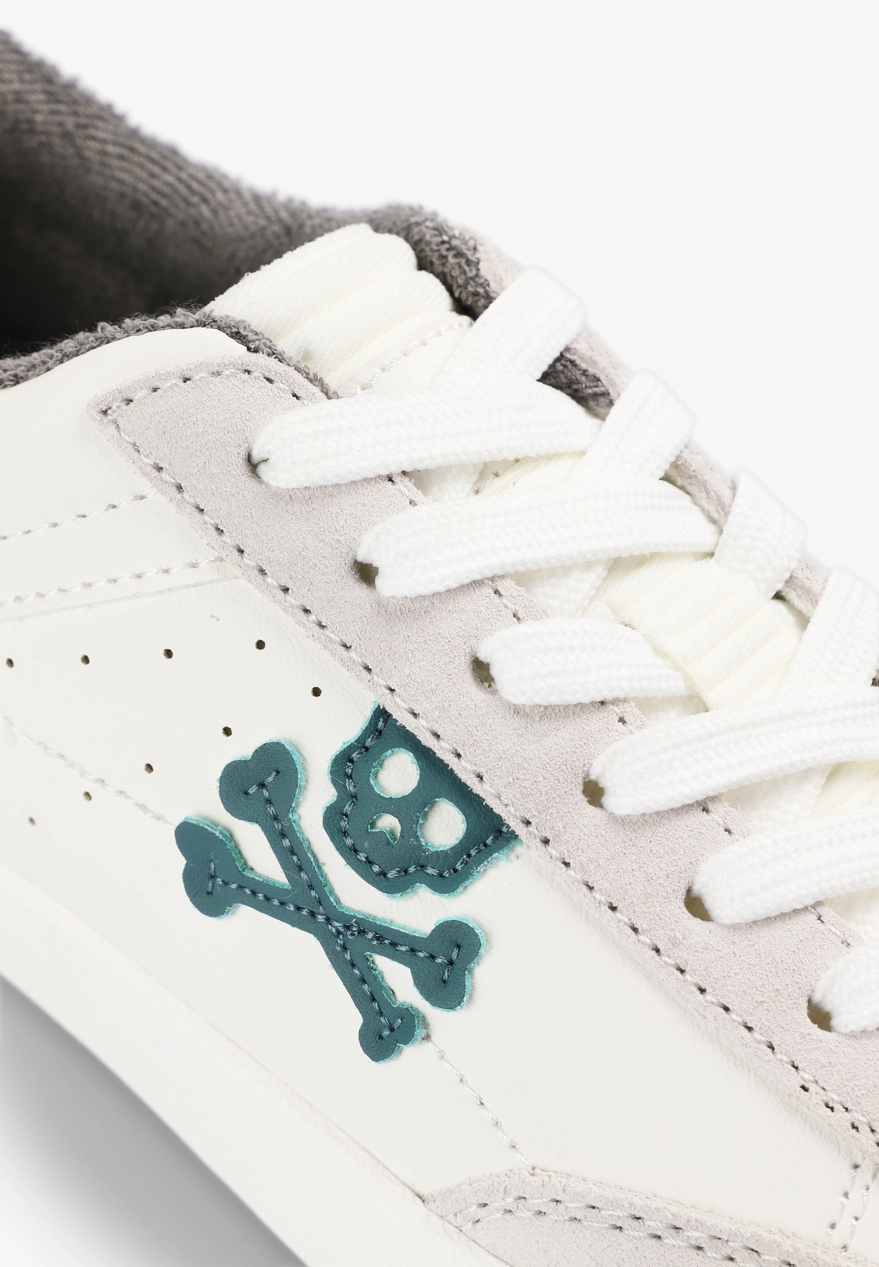 SNEAKERS CALAVERA CONTRASTE