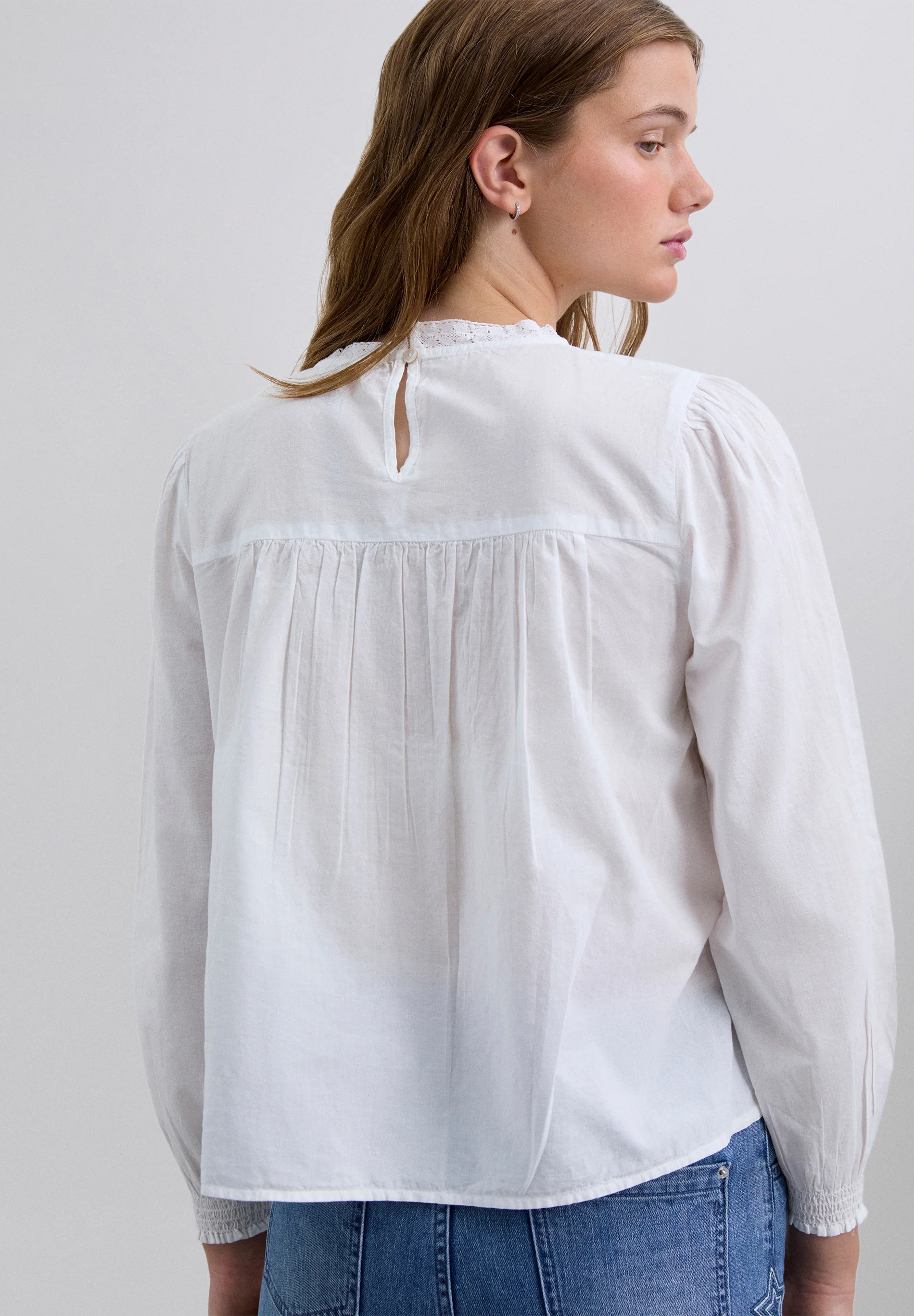 BLUSA MOTIVOS ENCAJE