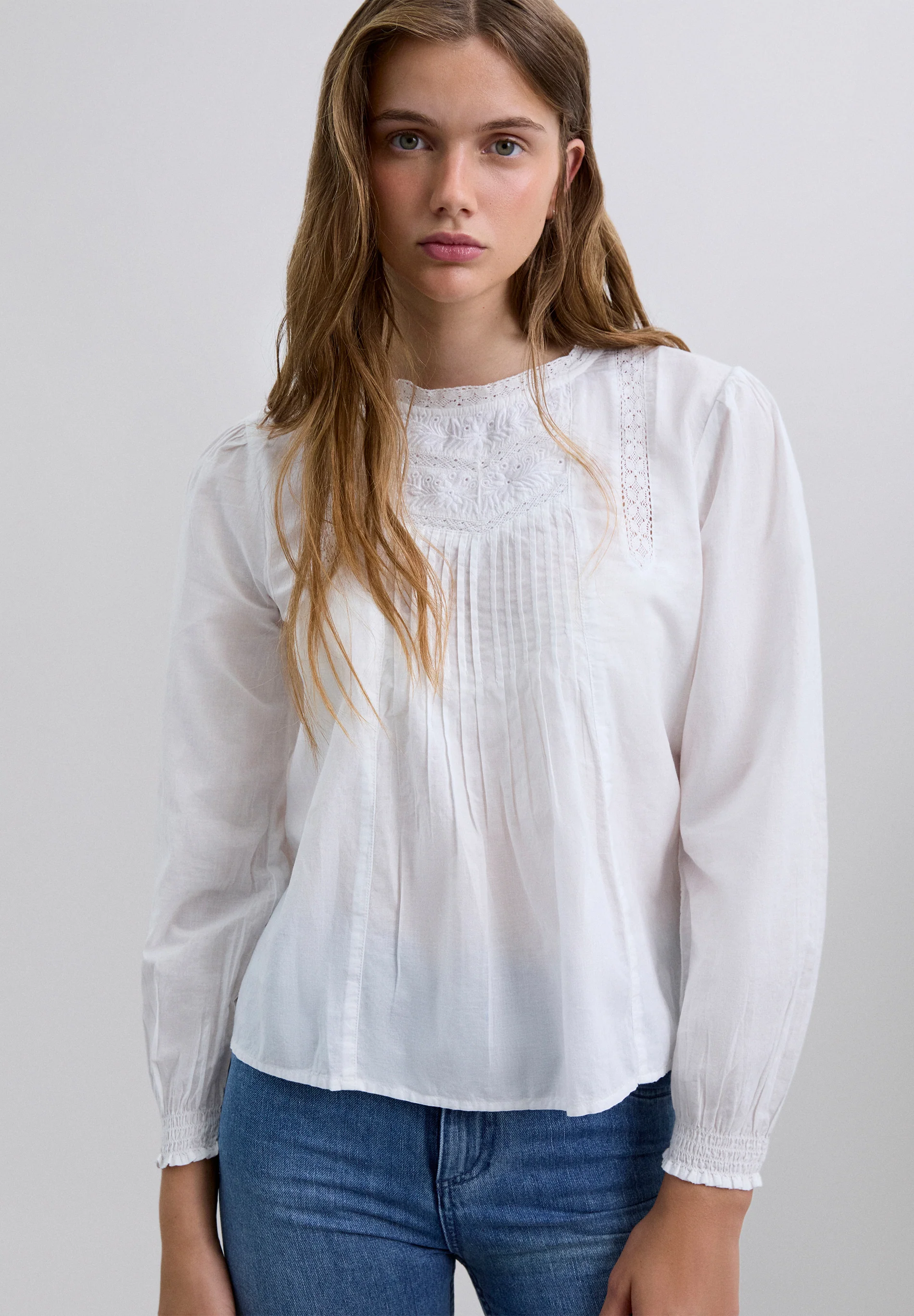 BLUSA MOTIVOS ENCAJE