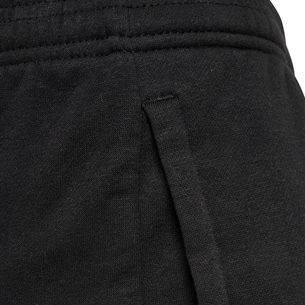 hmlRED BASIC SWEAT SHORTS WOMAN