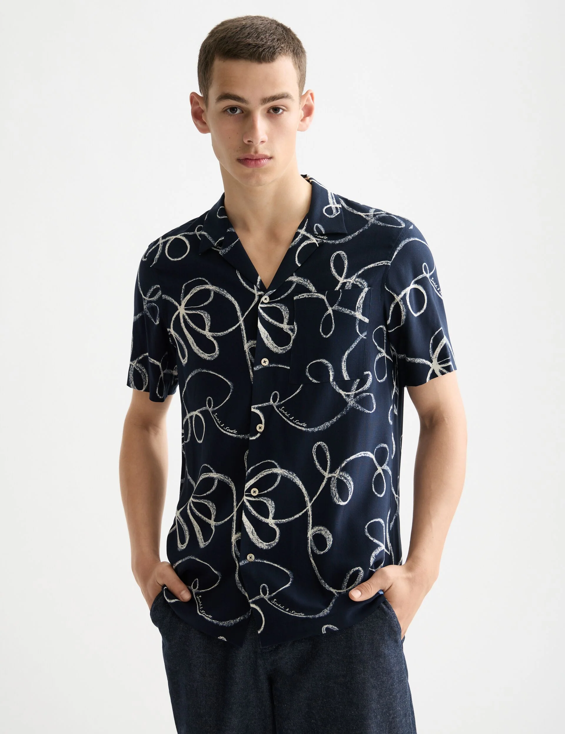 Printed short-sleeved viscose shirt
