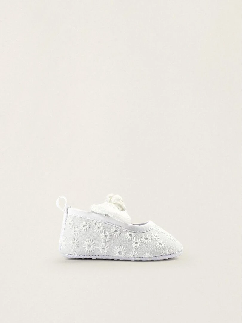 Ballerines avec Nœuds et Broderie Anglaise pour Nouveau Né ATLANTIC COMPANY Blanc
