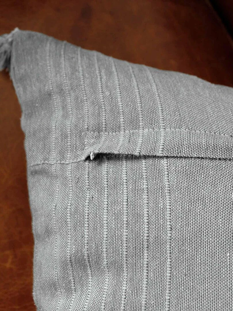 Coussin coton recyclé et pompons   Gris clair