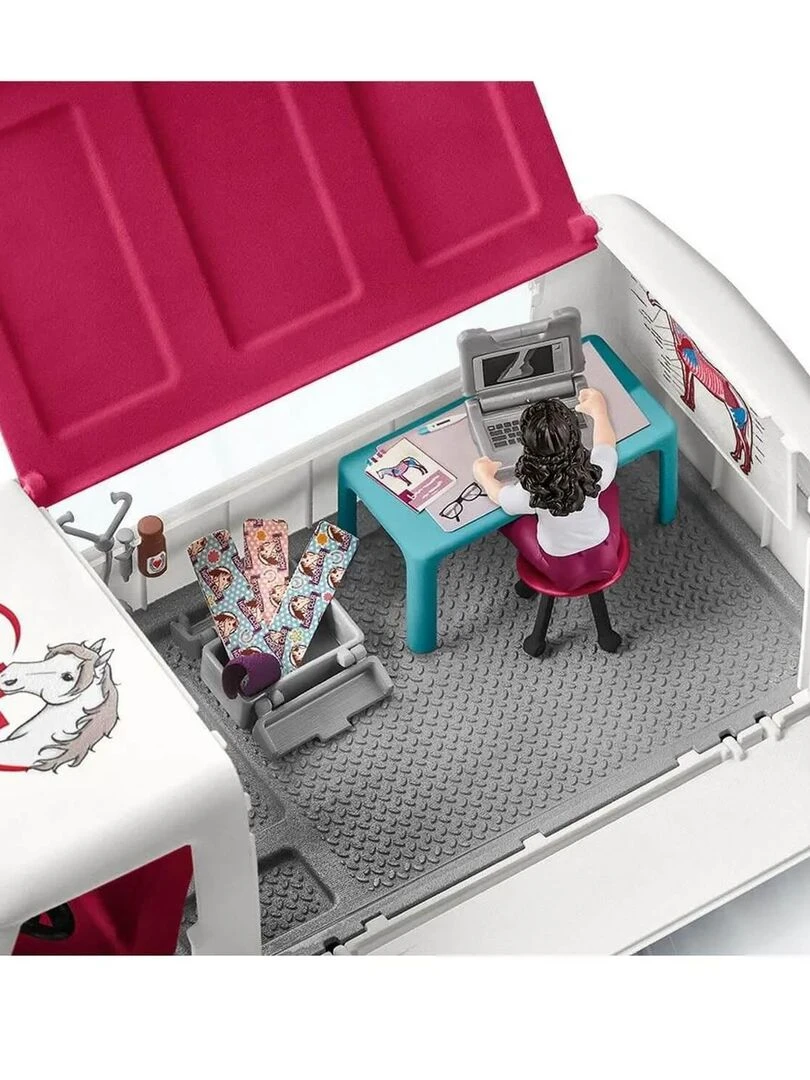 Van Vétérinaire mobile avec poulain Hanovrien   N/A