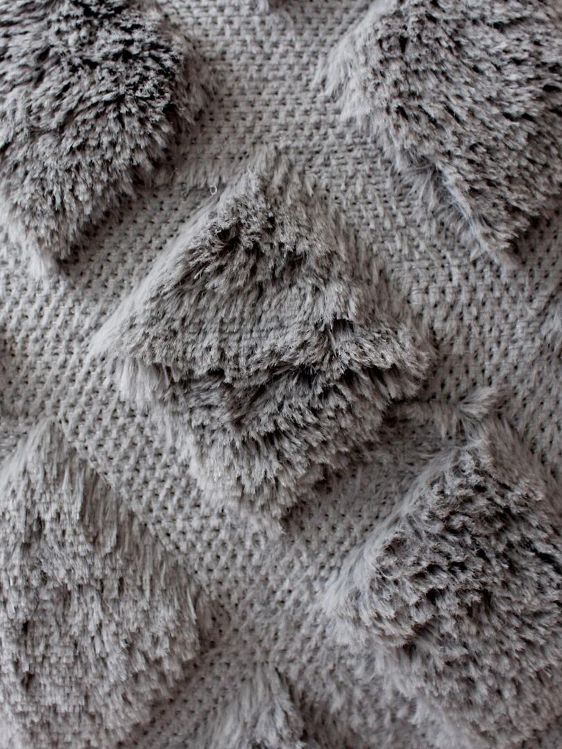 Coussin en relief et imitation fourrure   Gris clair