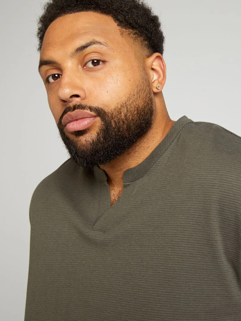 T shirt à col mao et ouverture V   Kaki