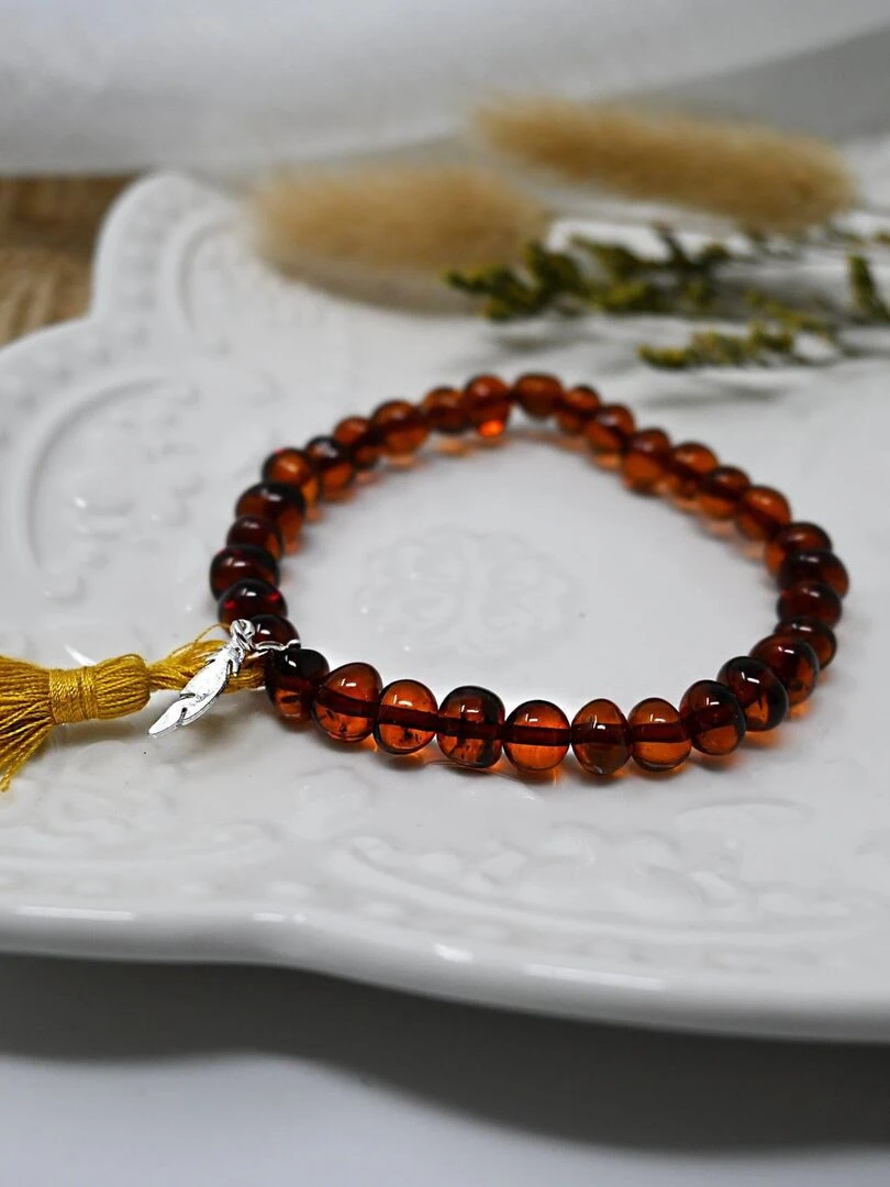 Bracelet adulte   Ambre Cognac  pompon moutarde et  plume argent   Marron